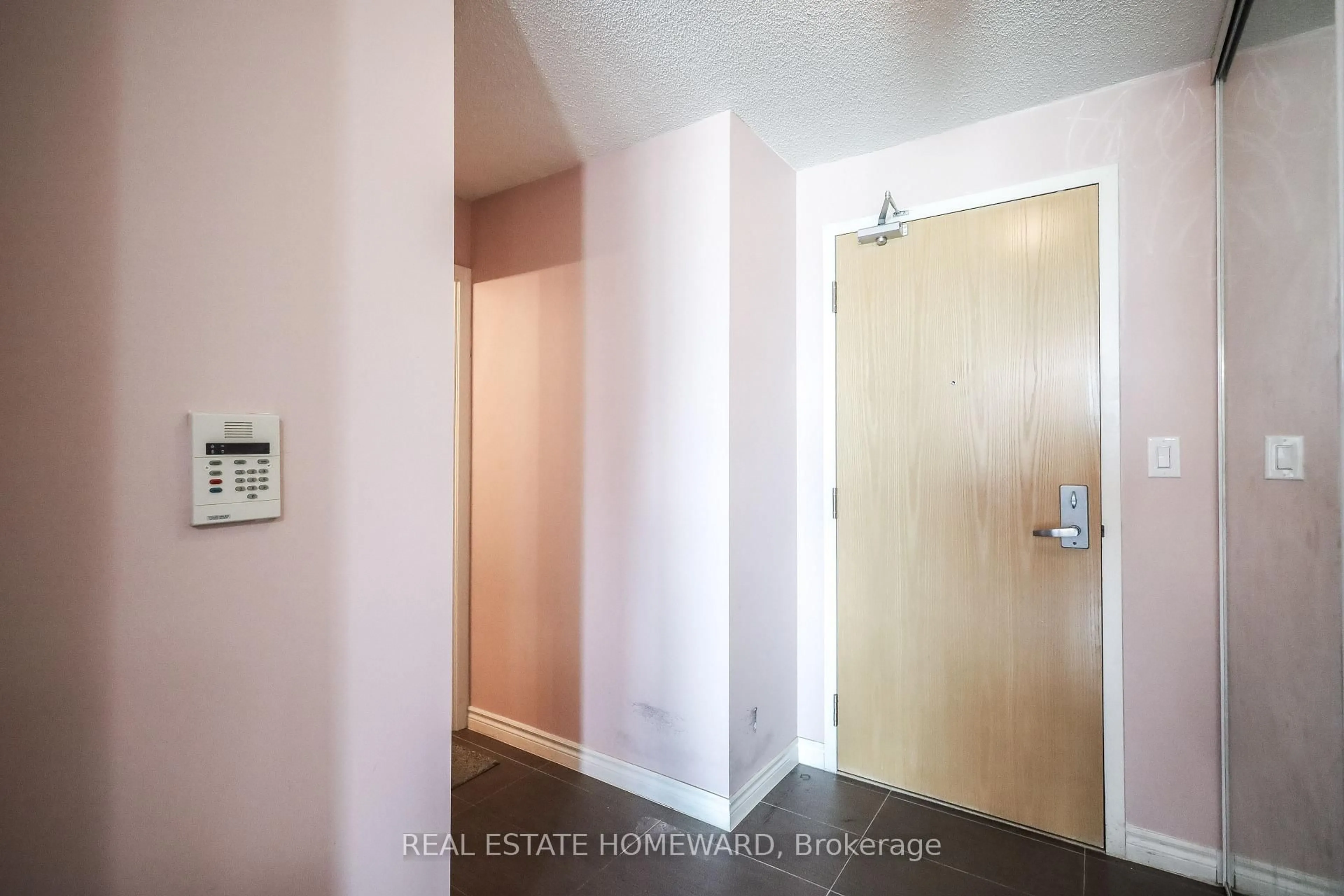 Indoor entryway for 88 Grangeway Ave #805, Toronto Ontario M1H 0A2