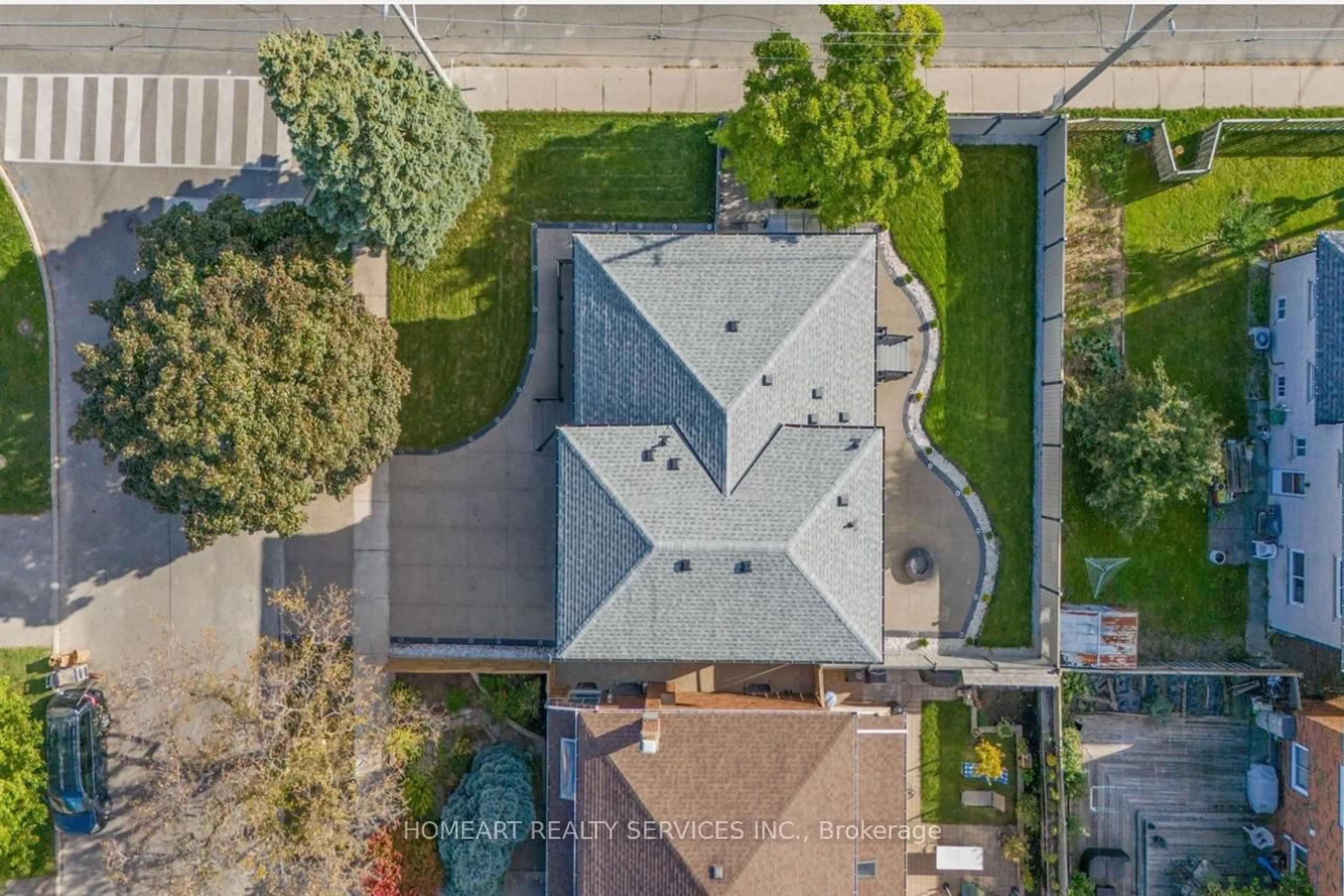 A pic from outside/outdoor area/front of a property/back of a property/a pic from drone, street for 35 Munford Cres, Toronto Ontario M4B 1B9