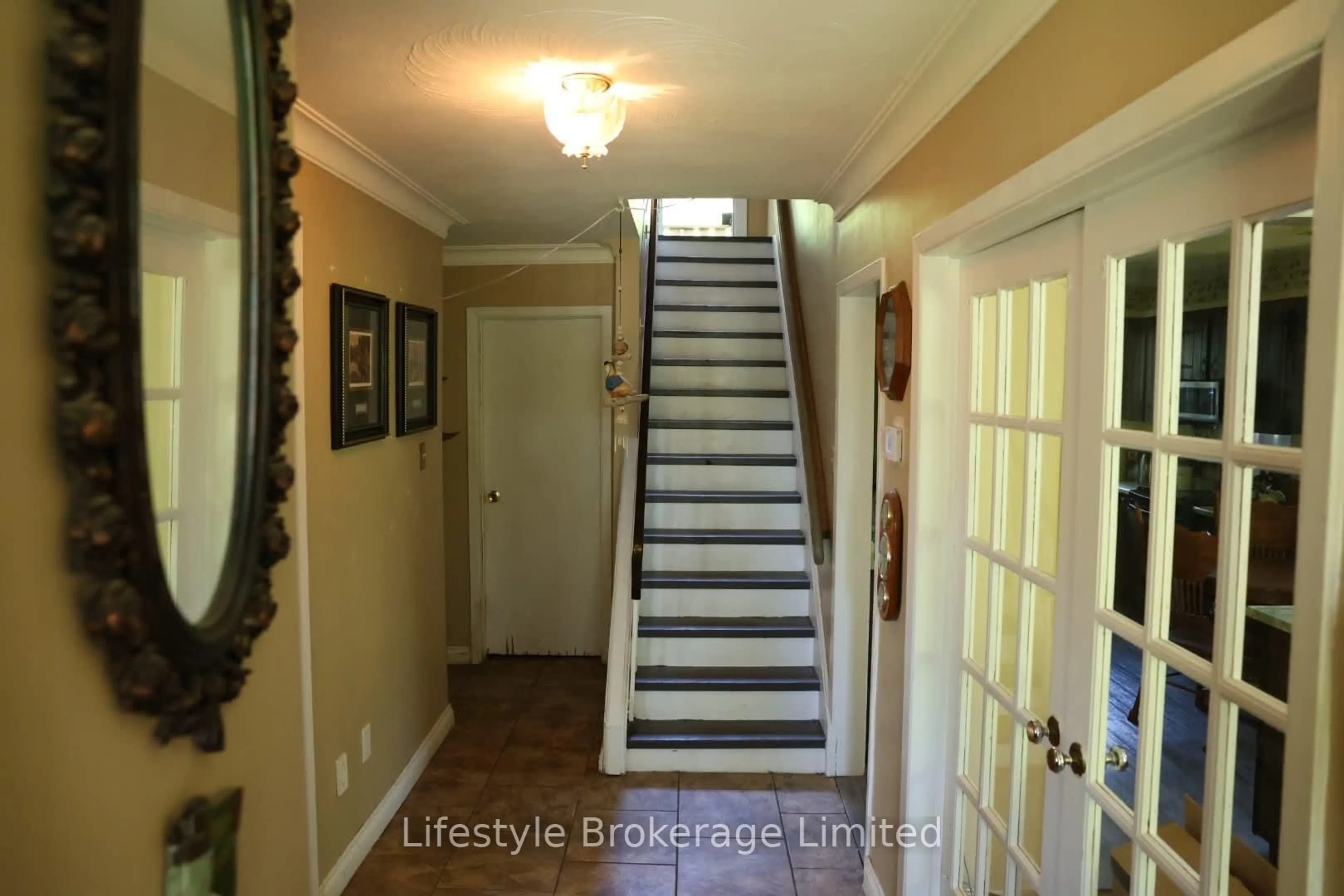 Indoor foyer for 15760 Highway 12 Highway, Scugog Ontario L9L 1B2