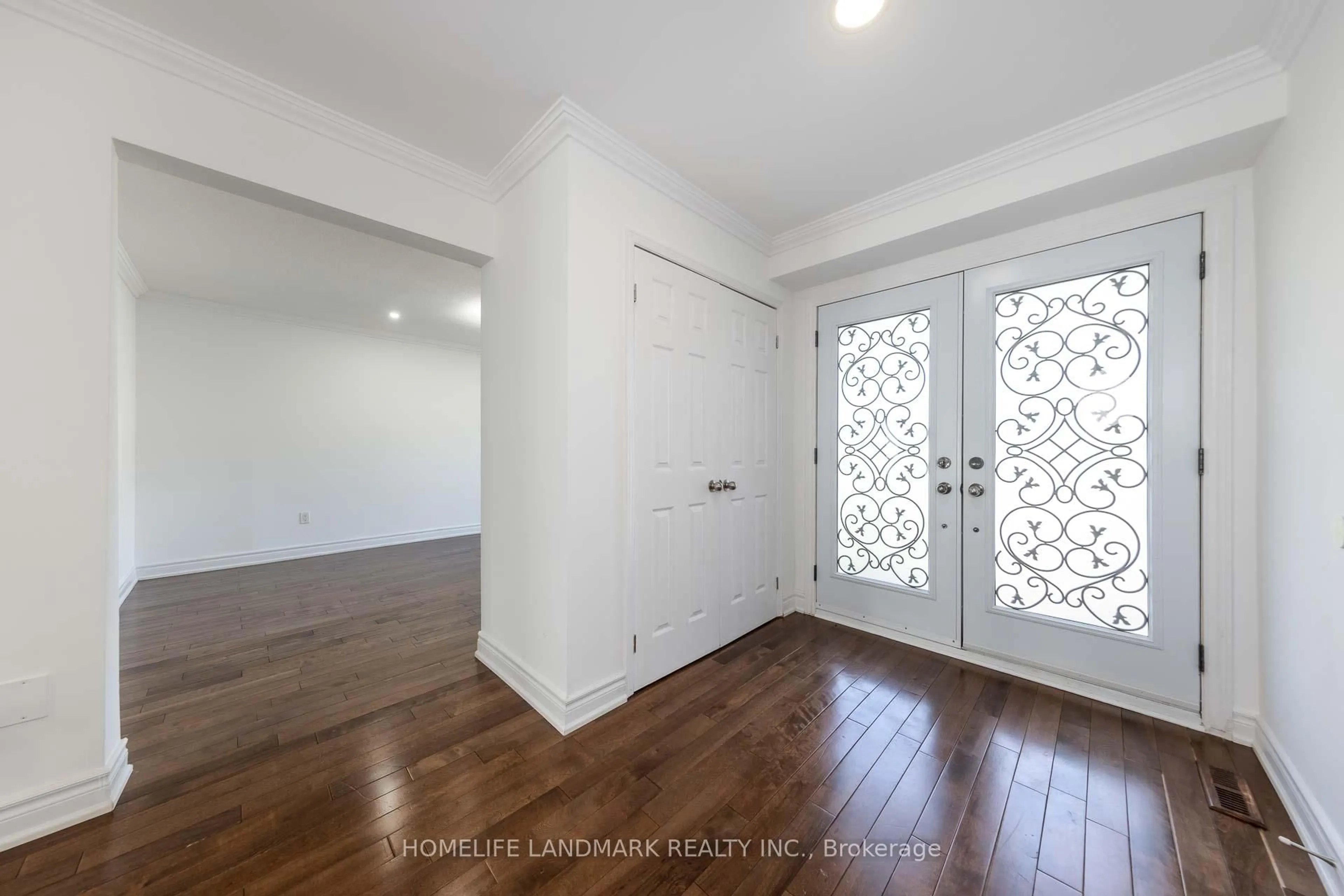 Indoor entryway for 1609 Major Oaks Rd, Pickering Ontario L1X 2G9