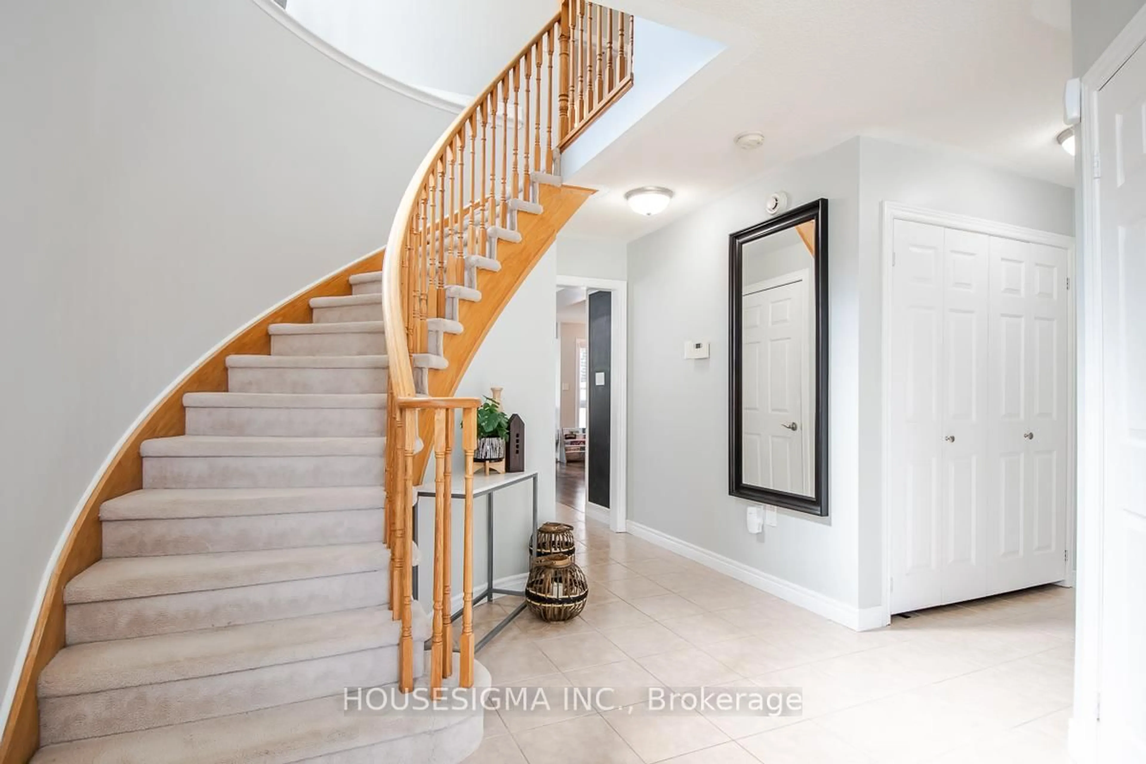 Indoor entryway for 27 Staples Ave, Clarington Ontario L1E 3H3