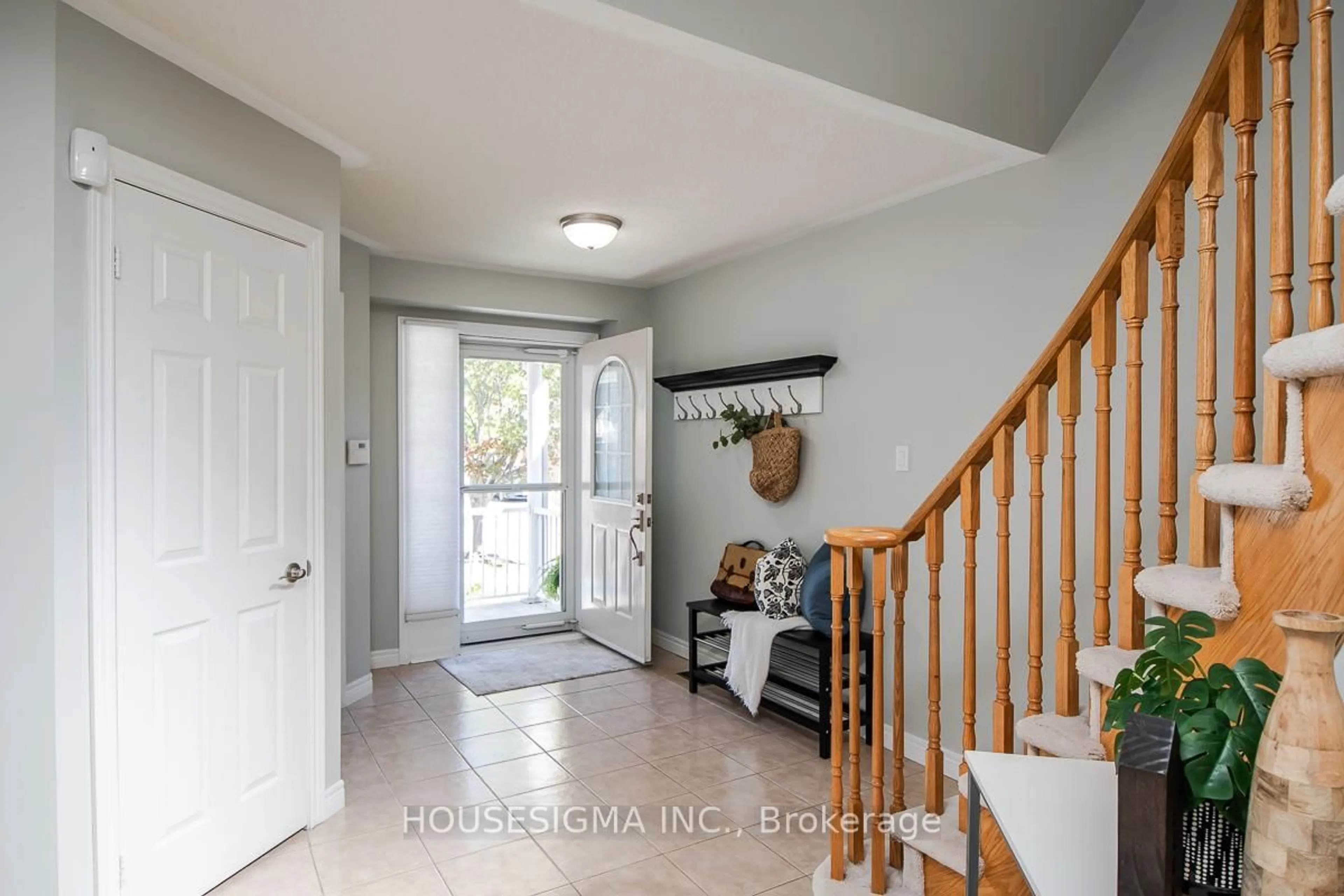 Indoor entryway for 27 Staples Ave, Clarington Ontario L1E 3H3