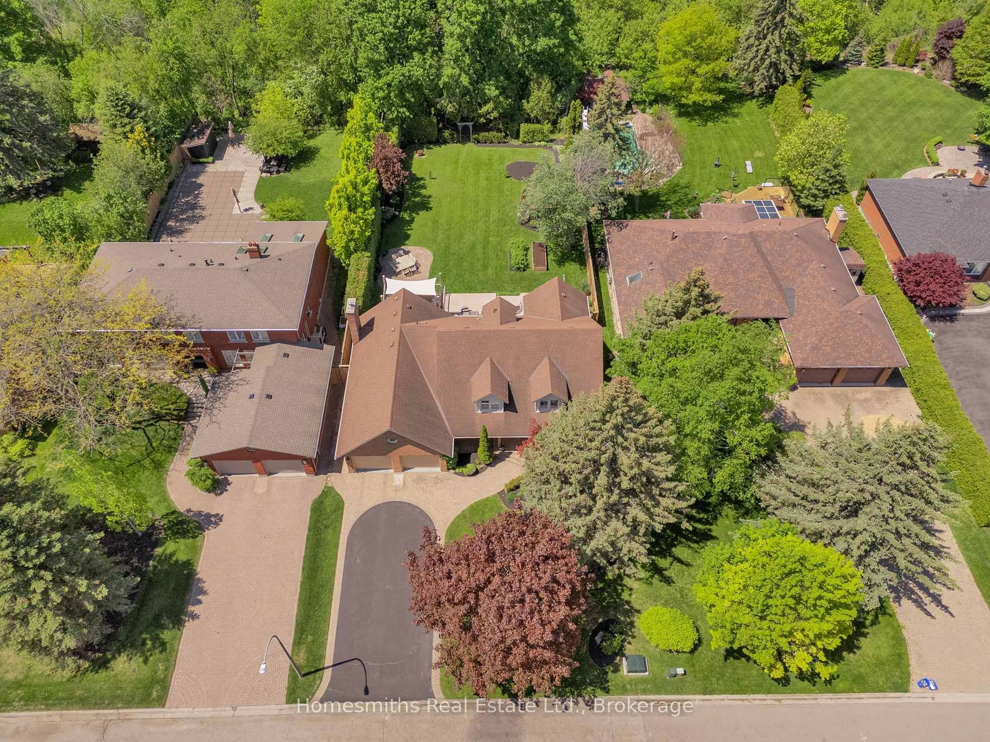 A pic from outside/outdoor area/front of a property/back of a property/a pic from drone, street for 14 Hanover Crt, Whitby Ontario L1N 7J2
