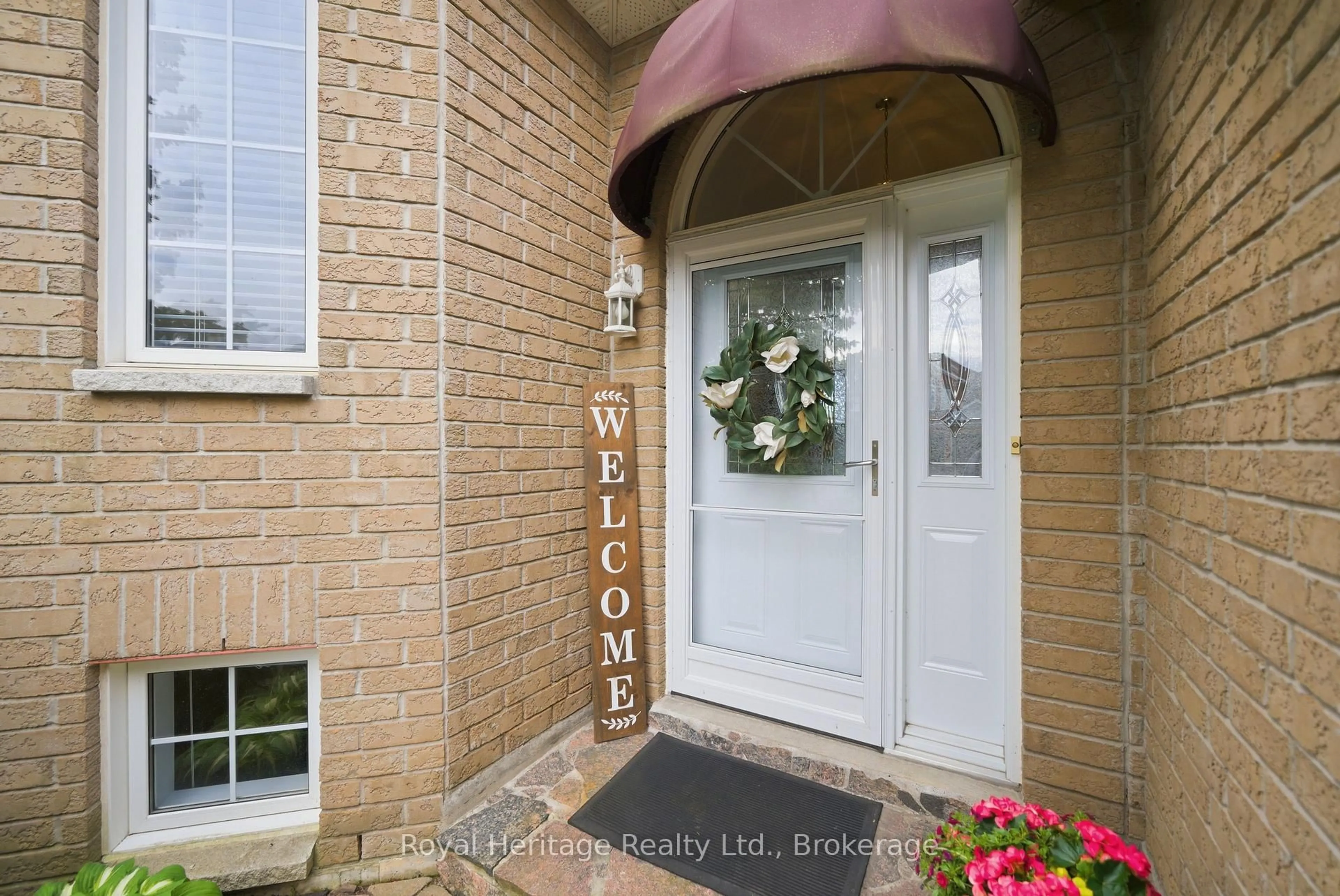 Indoor entryway for 90 Bloom Ave, Clarington Ontario L1B 1N6