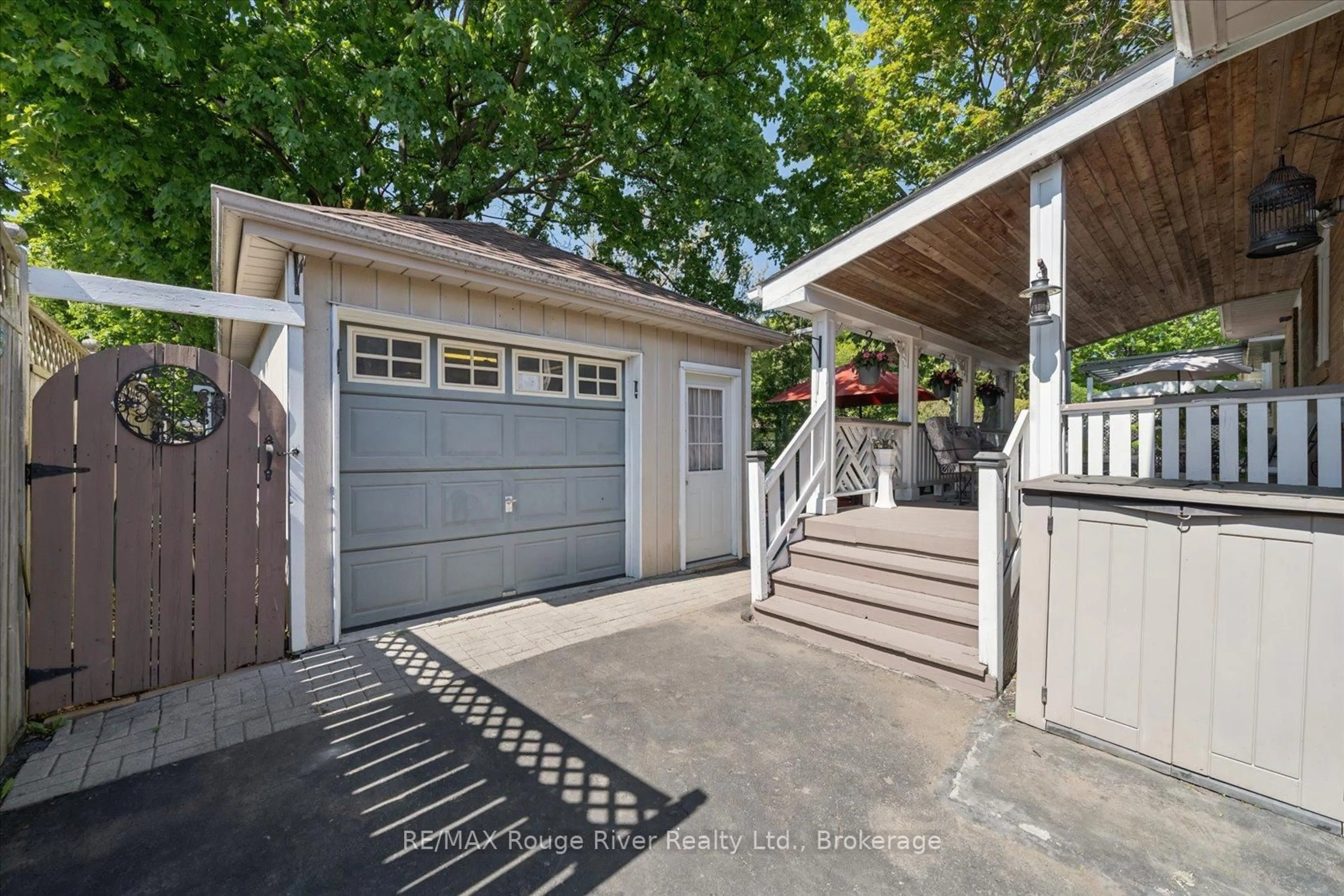 Unknown for 702 Gilbert St, Whitby Ontario L1N 1S2