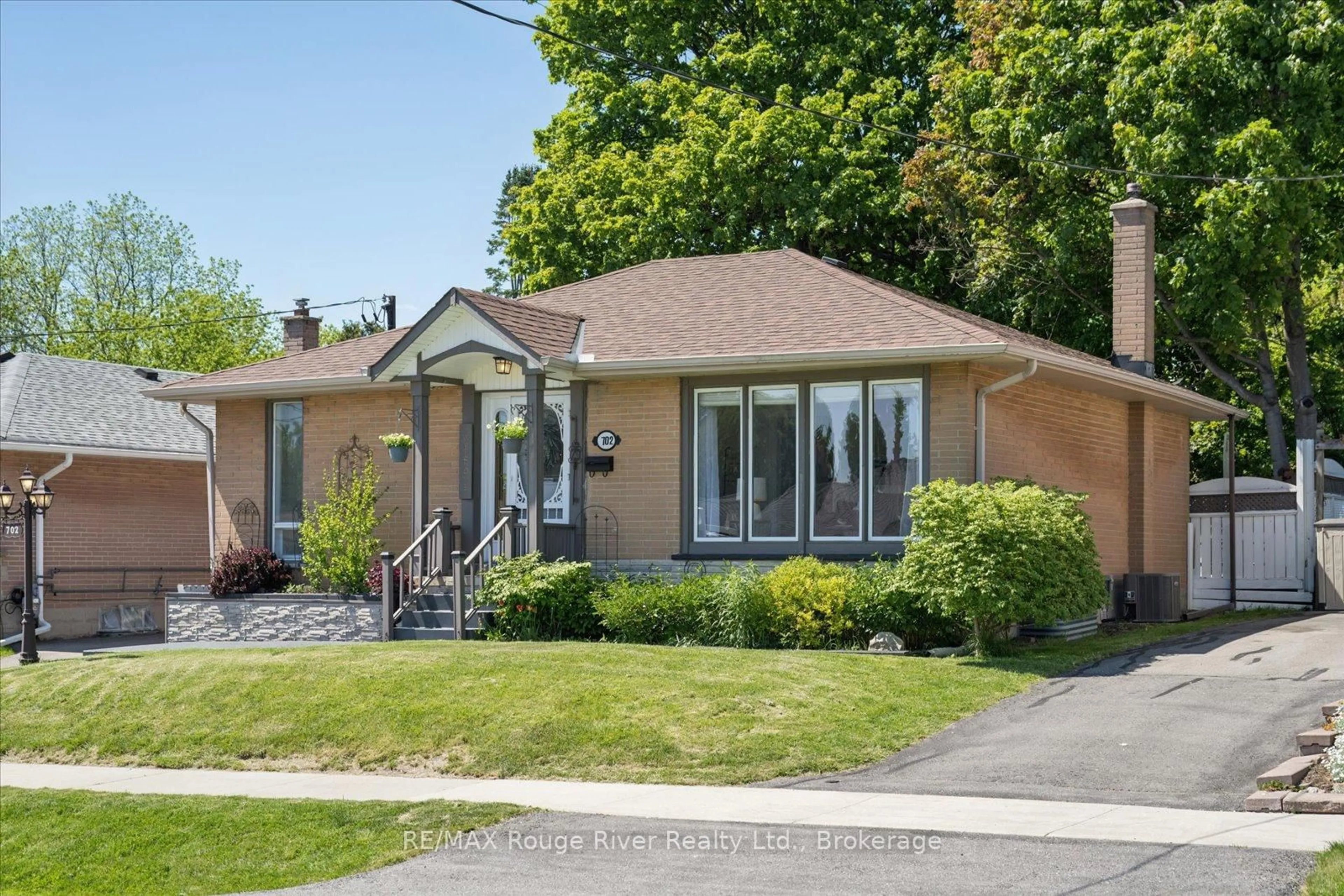 Unknown for 702 Gilbert St, Whitby Ontario L1N 1S2