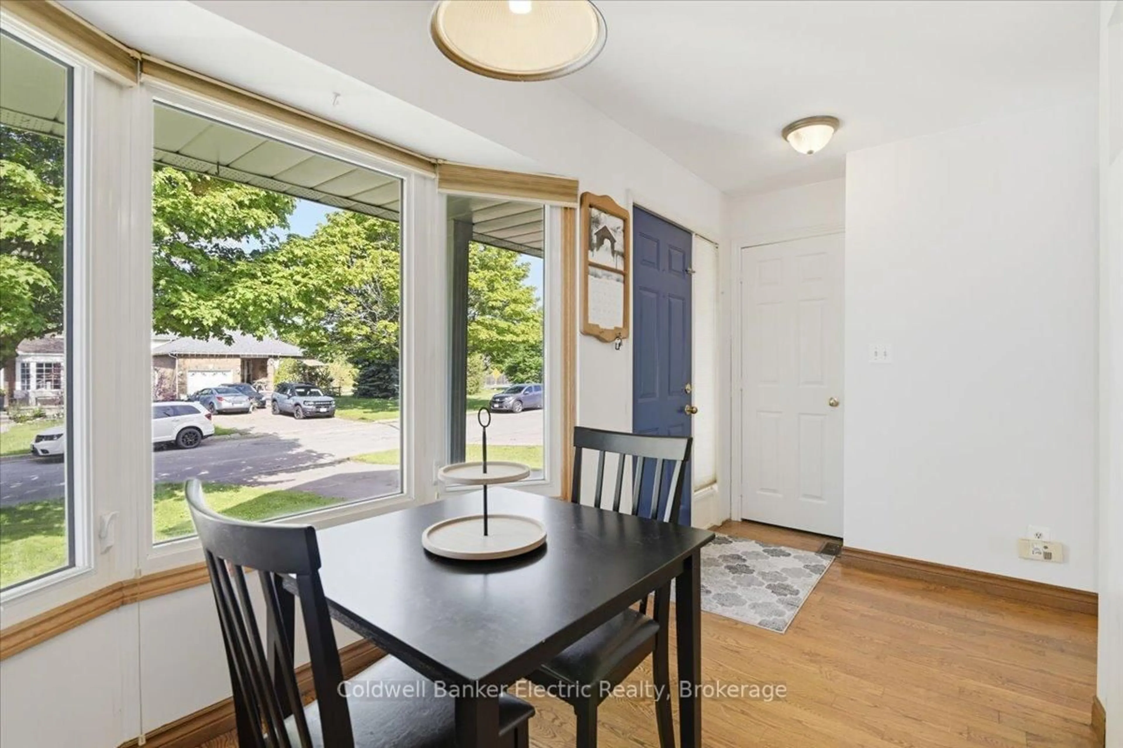 Dining room, wood/laminate floor for 3 Walbridge Crt, Clarington Ontario L1C 4B7