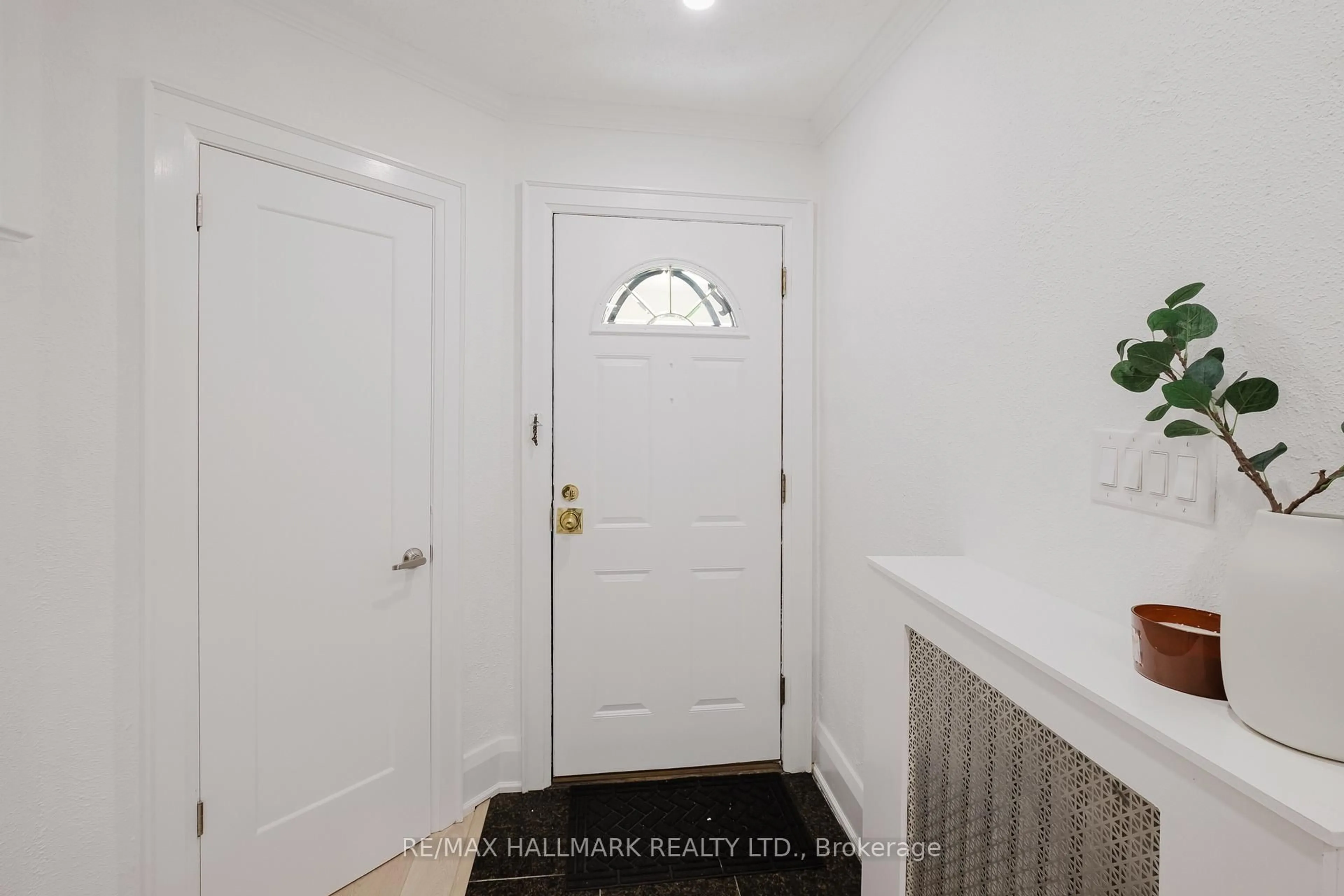 Indoor entryway for 18 Glen Stewart Ave, Toronto Ontario M4E 1P7