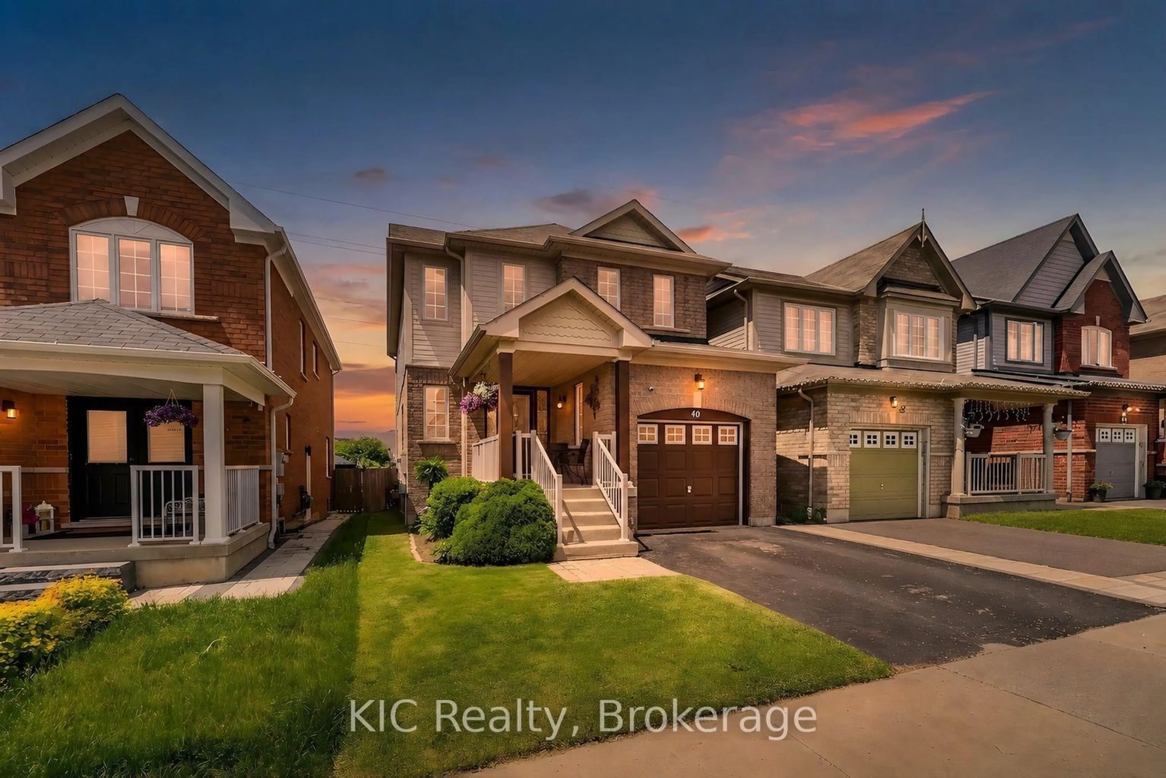 A pic from outside/outdoor area/front of a property/back of a property/a pic from drone, street for 40 Puttingedge Dr, Whitby Ontario L1R 0H7