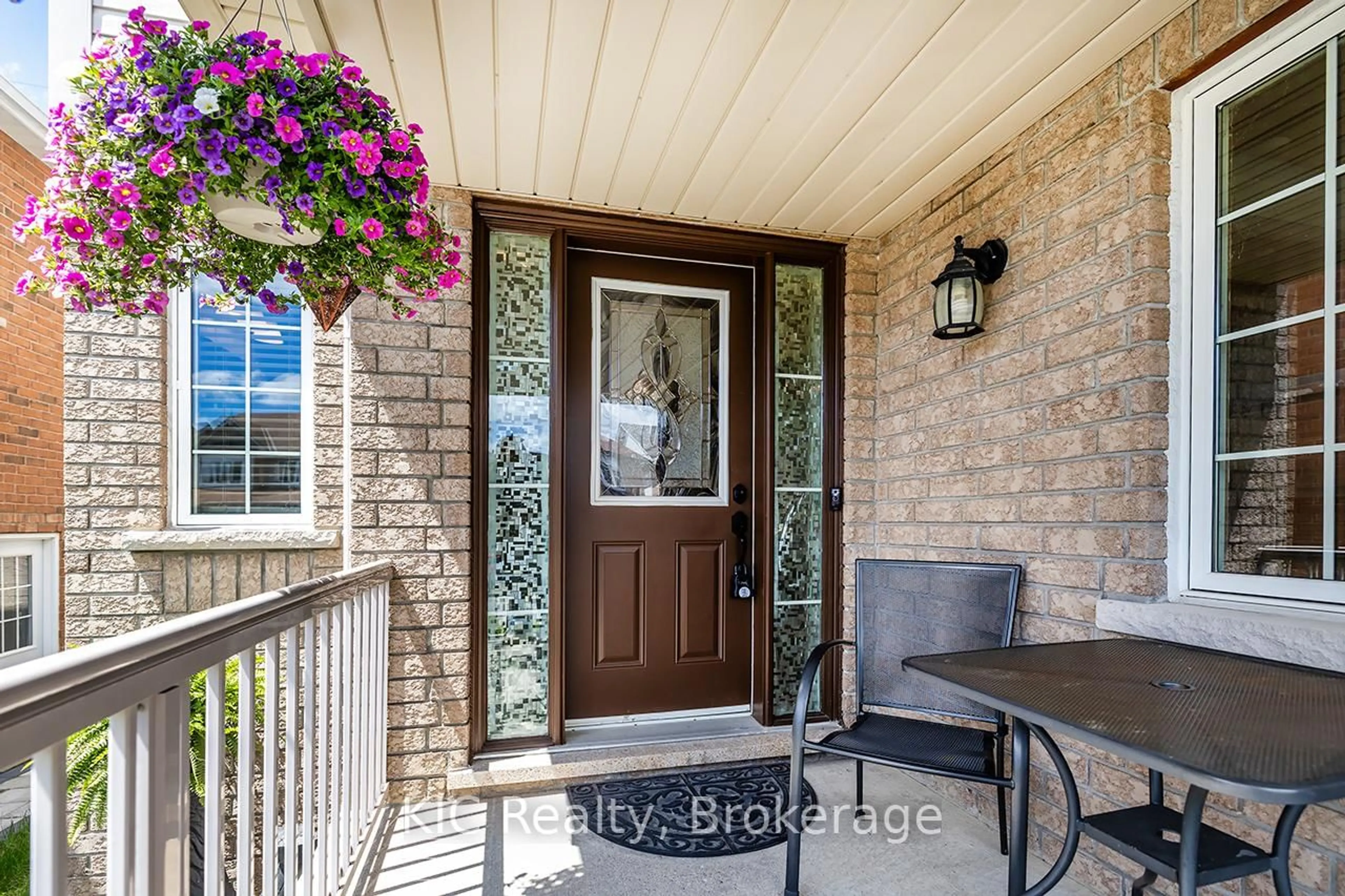 Indoor entryway for 40 Puttingedge Dr, Whitby Ontario L1R 0H7