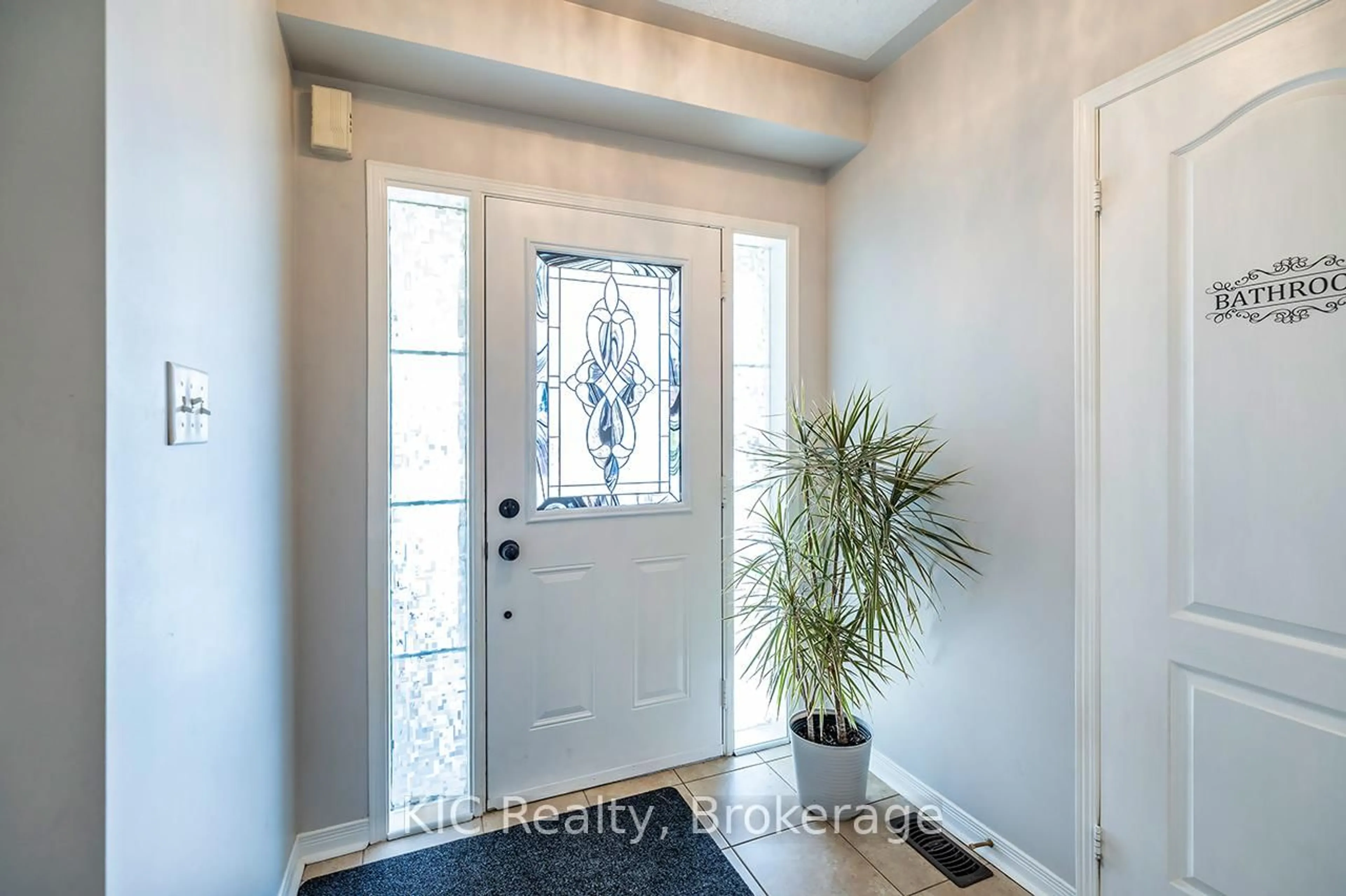 Indoor entryway for 40 Puttingedge Dr, Whitby Ontario L1R 0H7