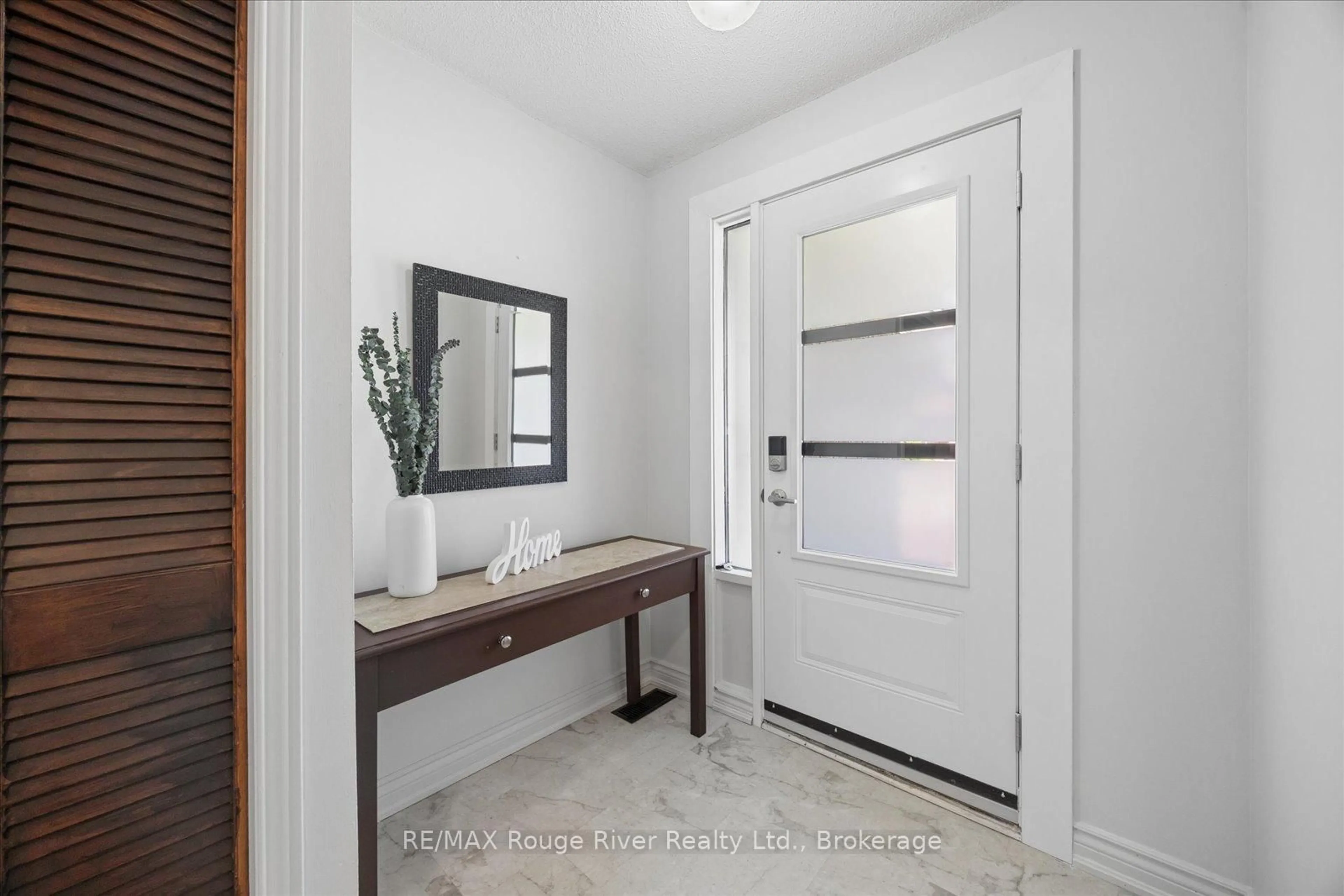 Indoor entryway for 786 Greenbriar Dr, Oshawa Ontario L1G 7J6
