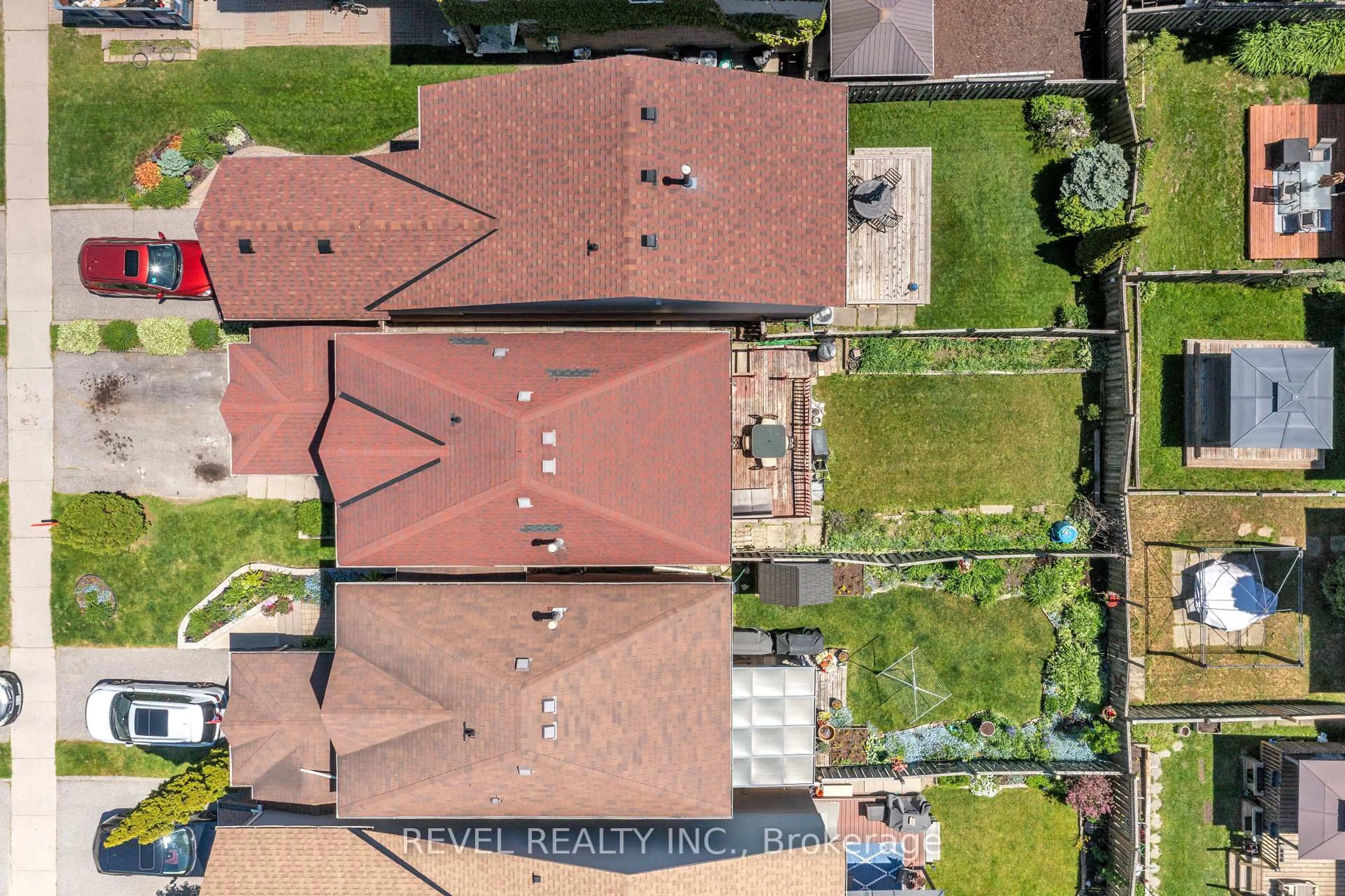 A pic from outside/outdoor area/front of a property/back of a property/a pic from drone, street for 11 Carr Dr, Ajax Ontario L1T 3E1
