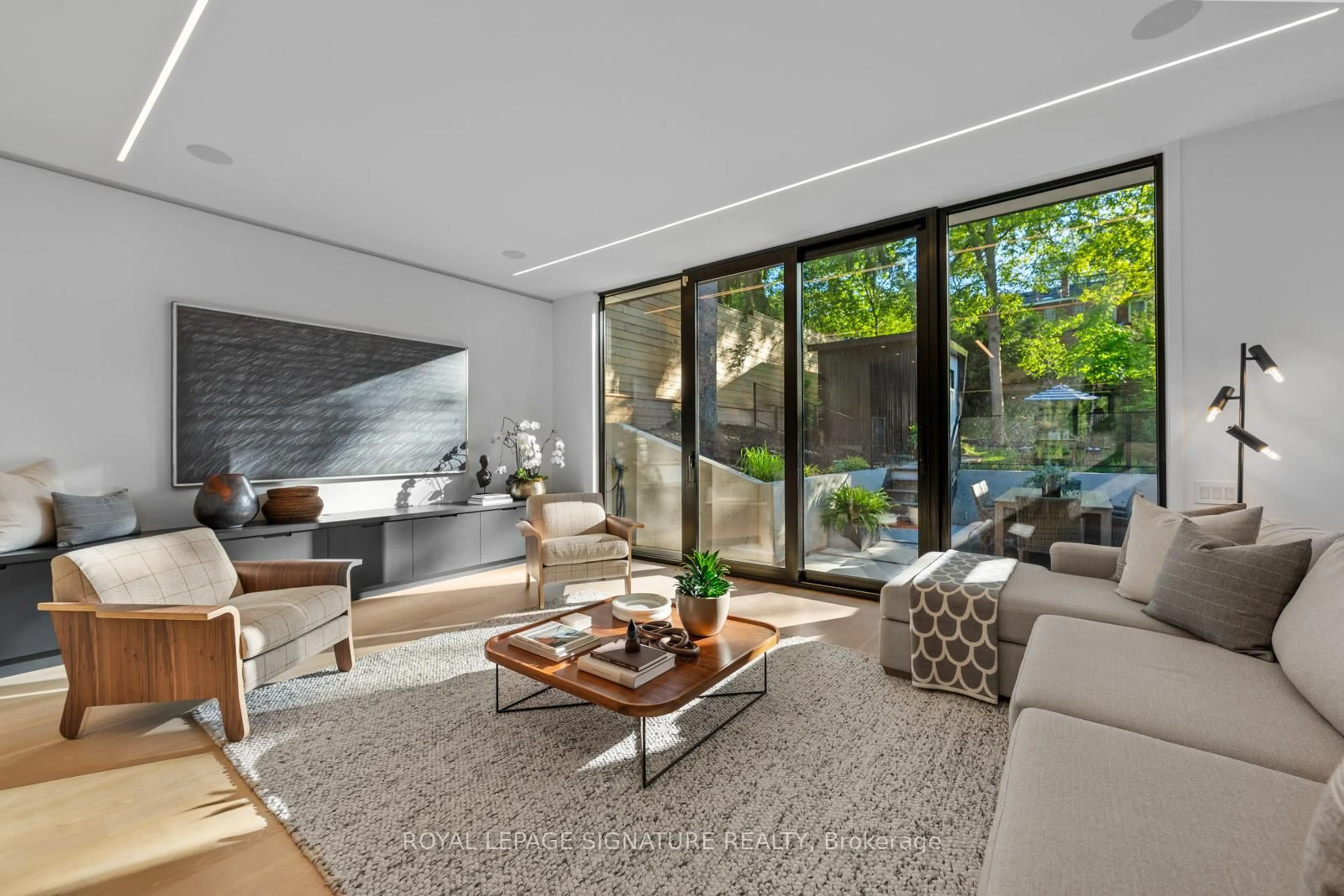 Living room with furniture, unknown for 174 Kenilworth Ave, Toronto Ontario M4L 3S6
