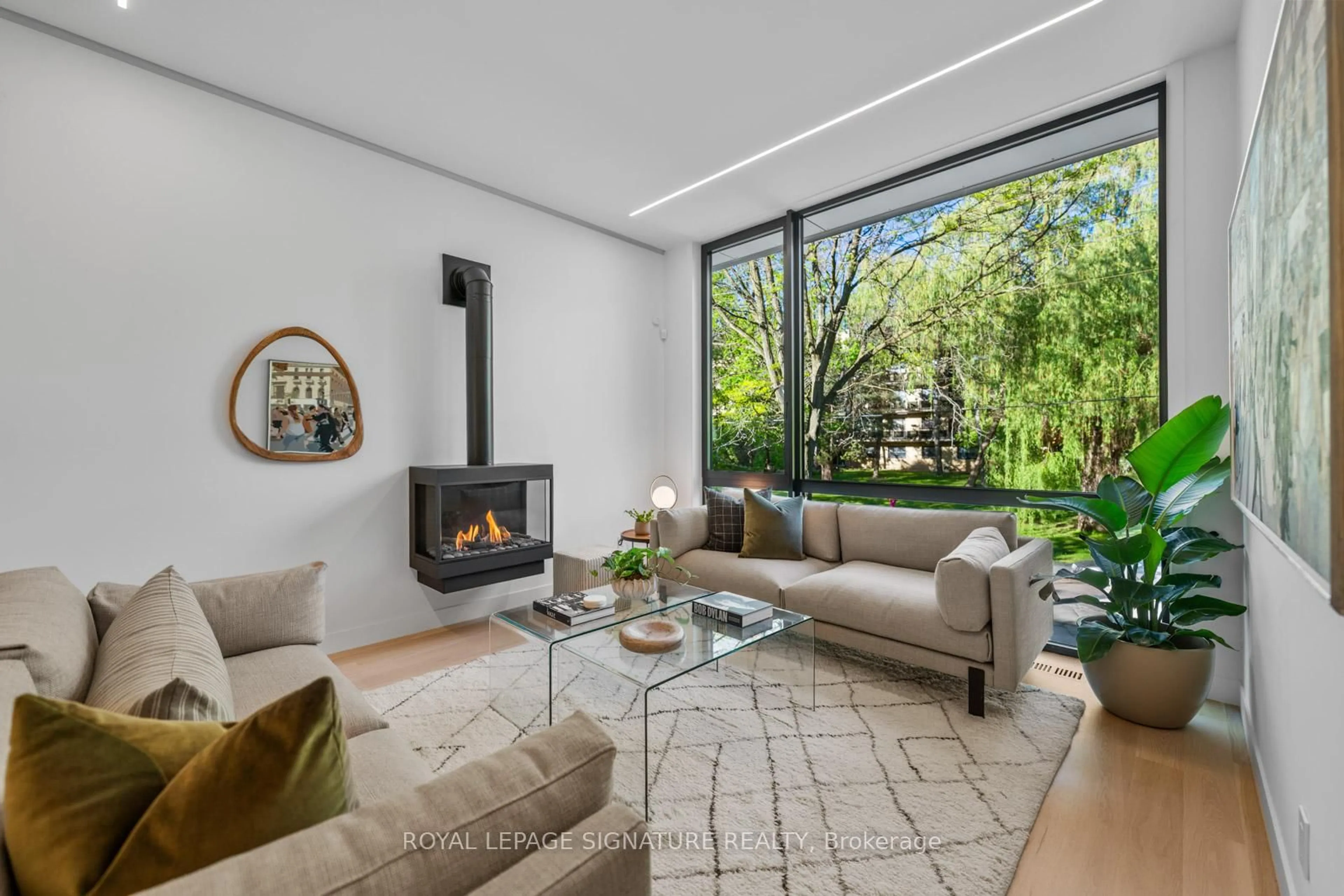 Living room with furniture, unknown for 174 Kenilworth Ave, Toronto Ontario M4L 3S6
