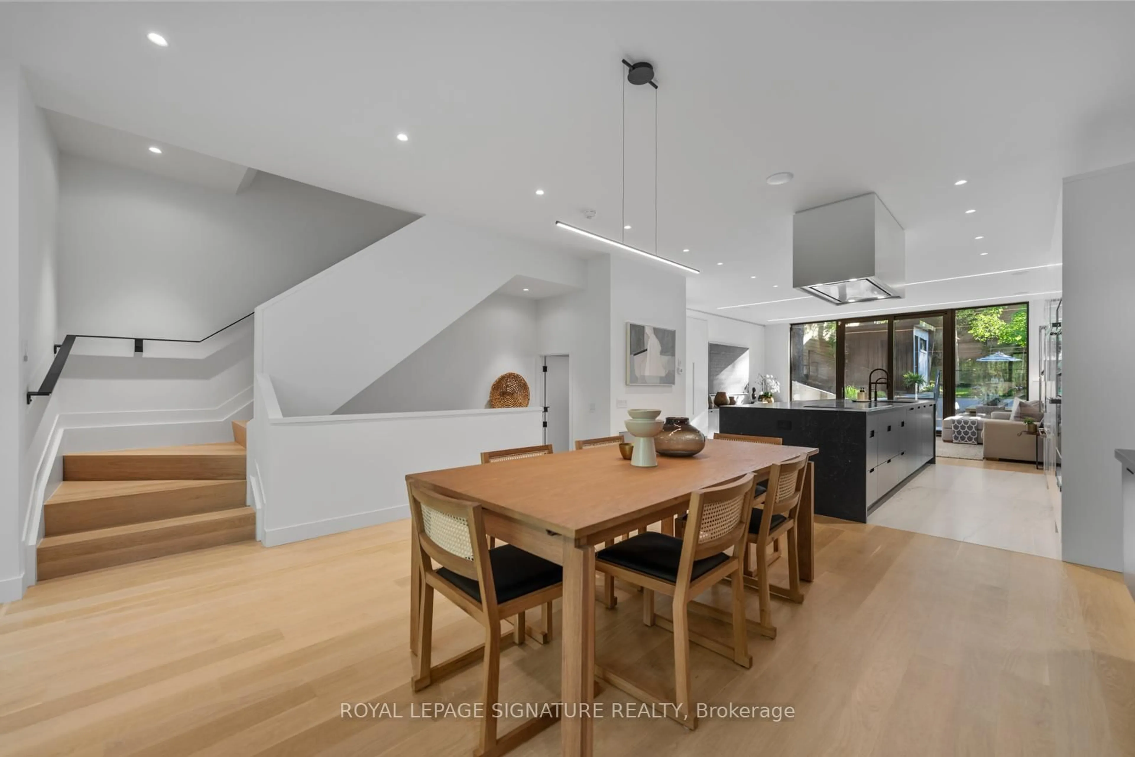 Unknown for 174 Kenilworth Ave, Toronto Ontario M4L 3S6