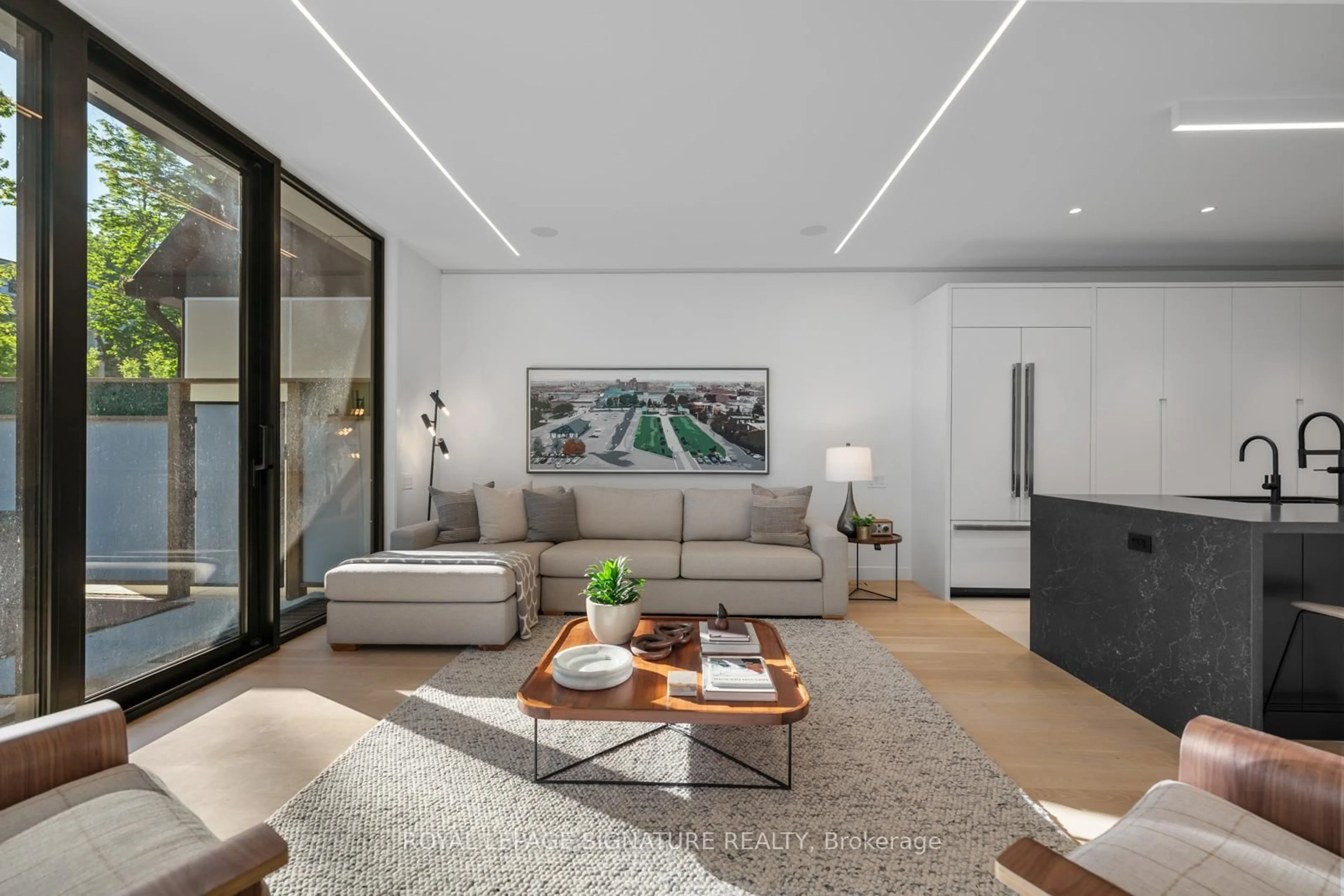 Living room with furniture, unknown for 174 Kenilworth Ave, Toronto Ontario M4L 3S6
