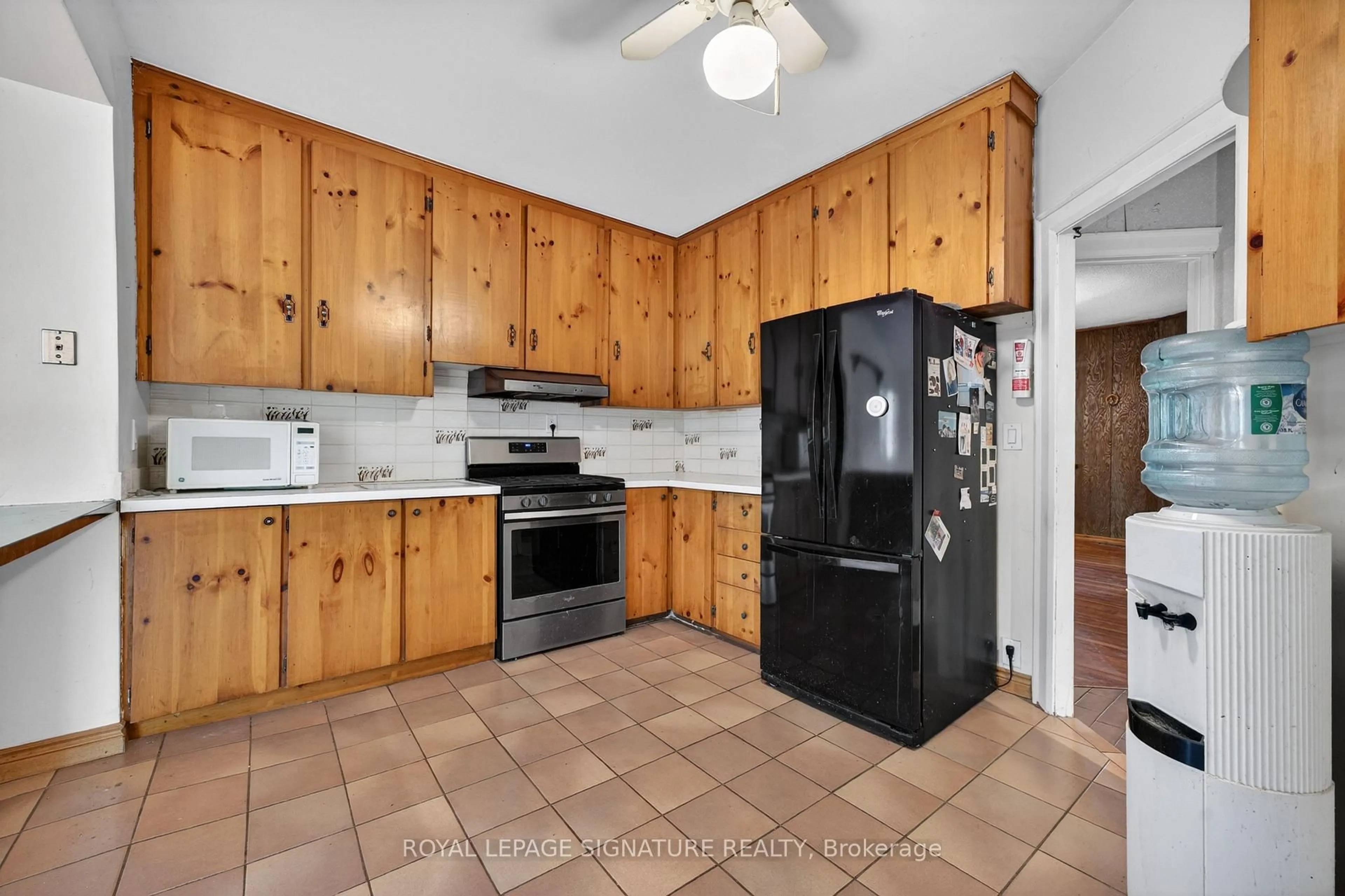 Standard kitchen, ceramic/tile floor for 429 Rouge Hills Dr, Toronto Ontario M1C 2Z6