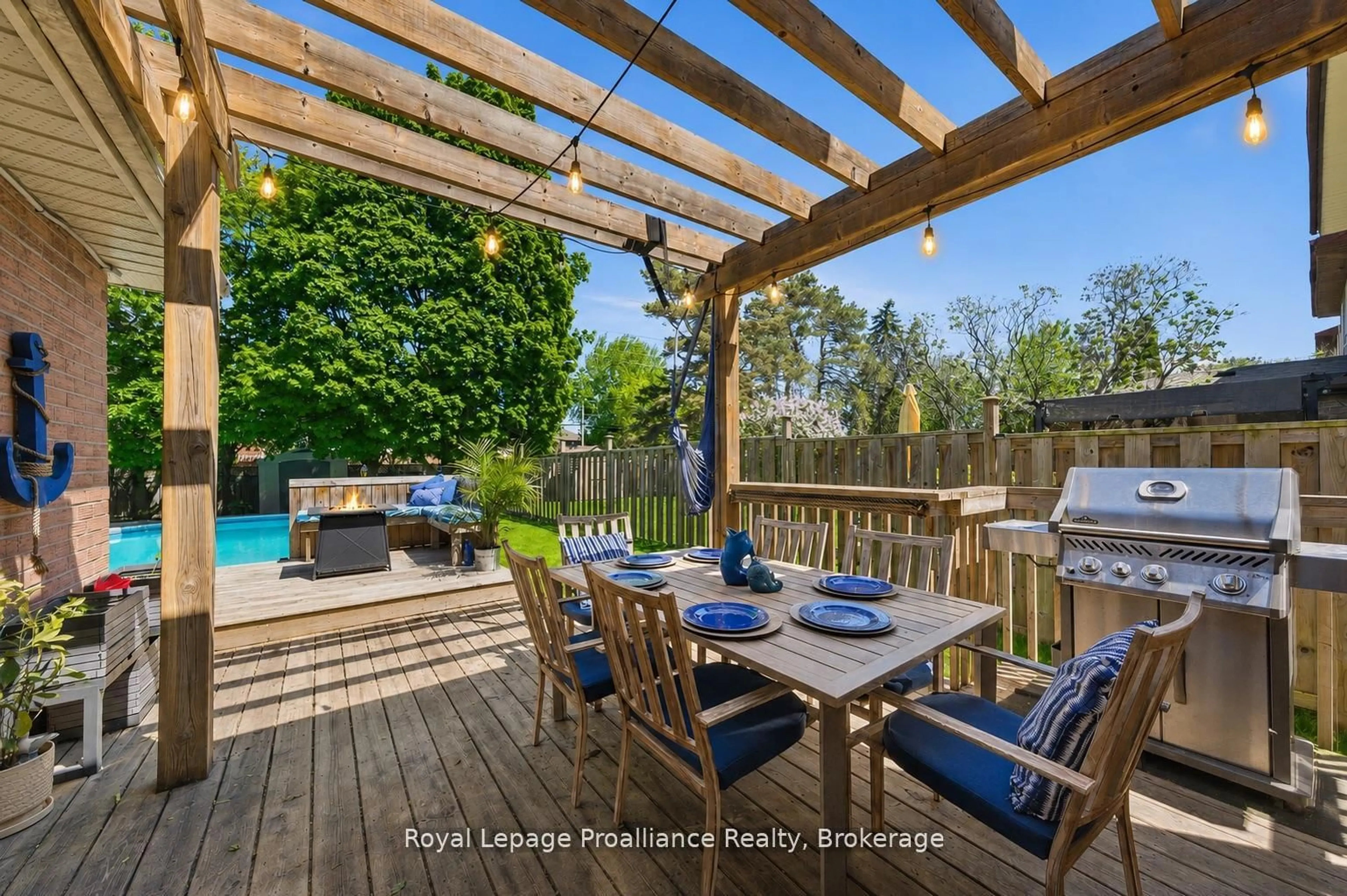 Patio, street for 4 Henderson Dr, Whitby Ontario L1N 7Y2