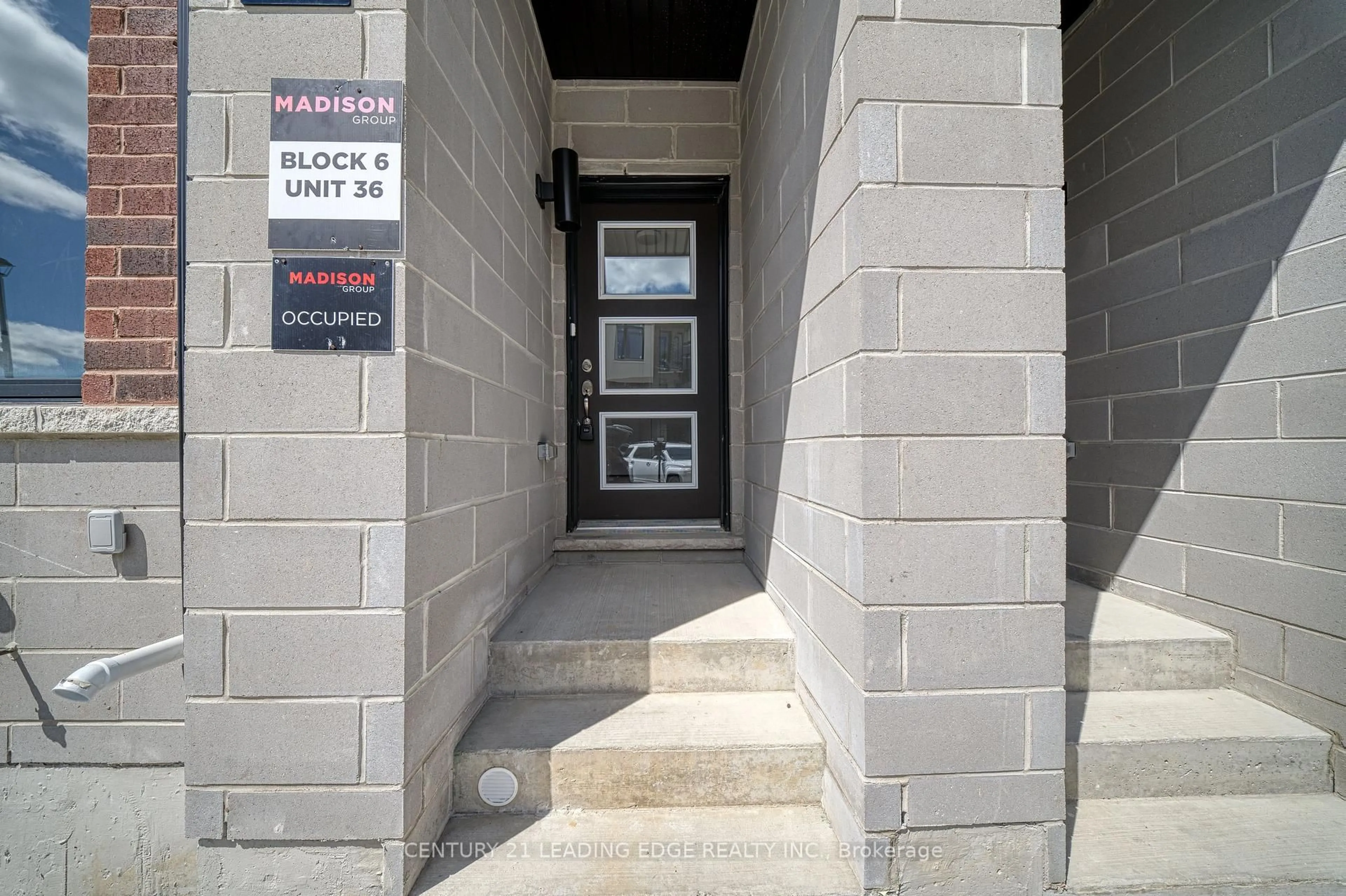 Indoor foyer for 25 Pluto Way, Whitby Ontario L1M 0G2