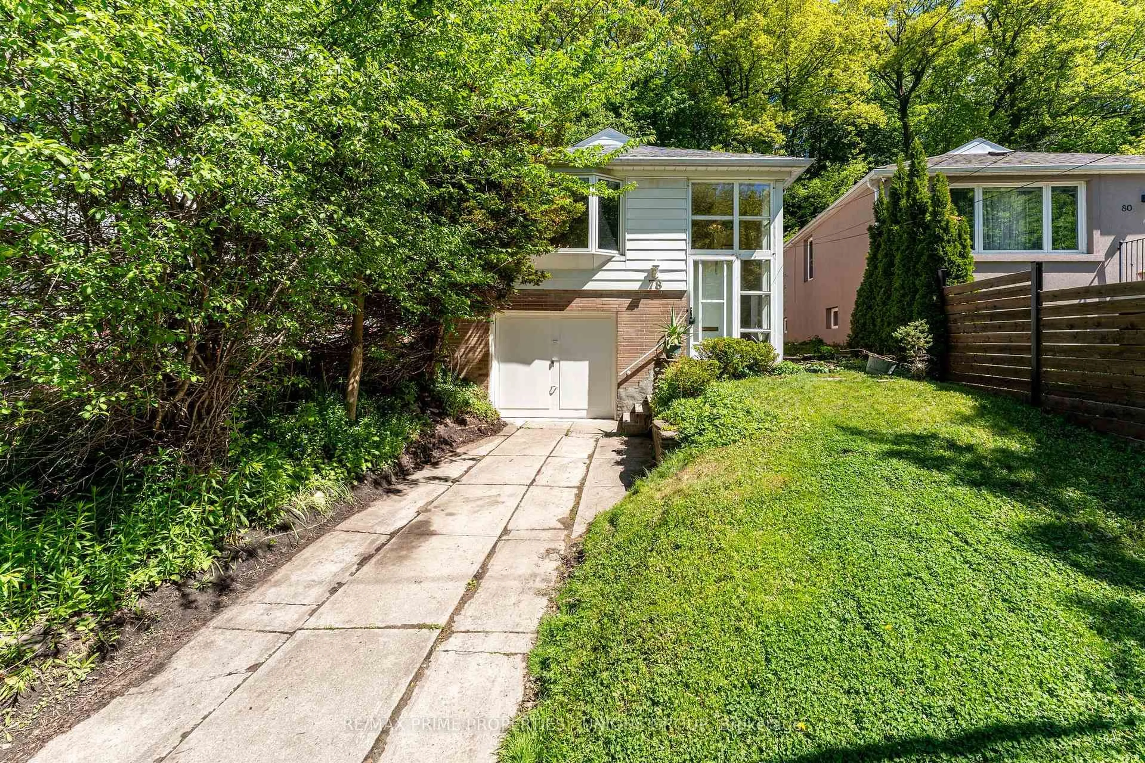 Patio, street for 78 Glen Davis Cres, Toronto Ontario M4E 1X5