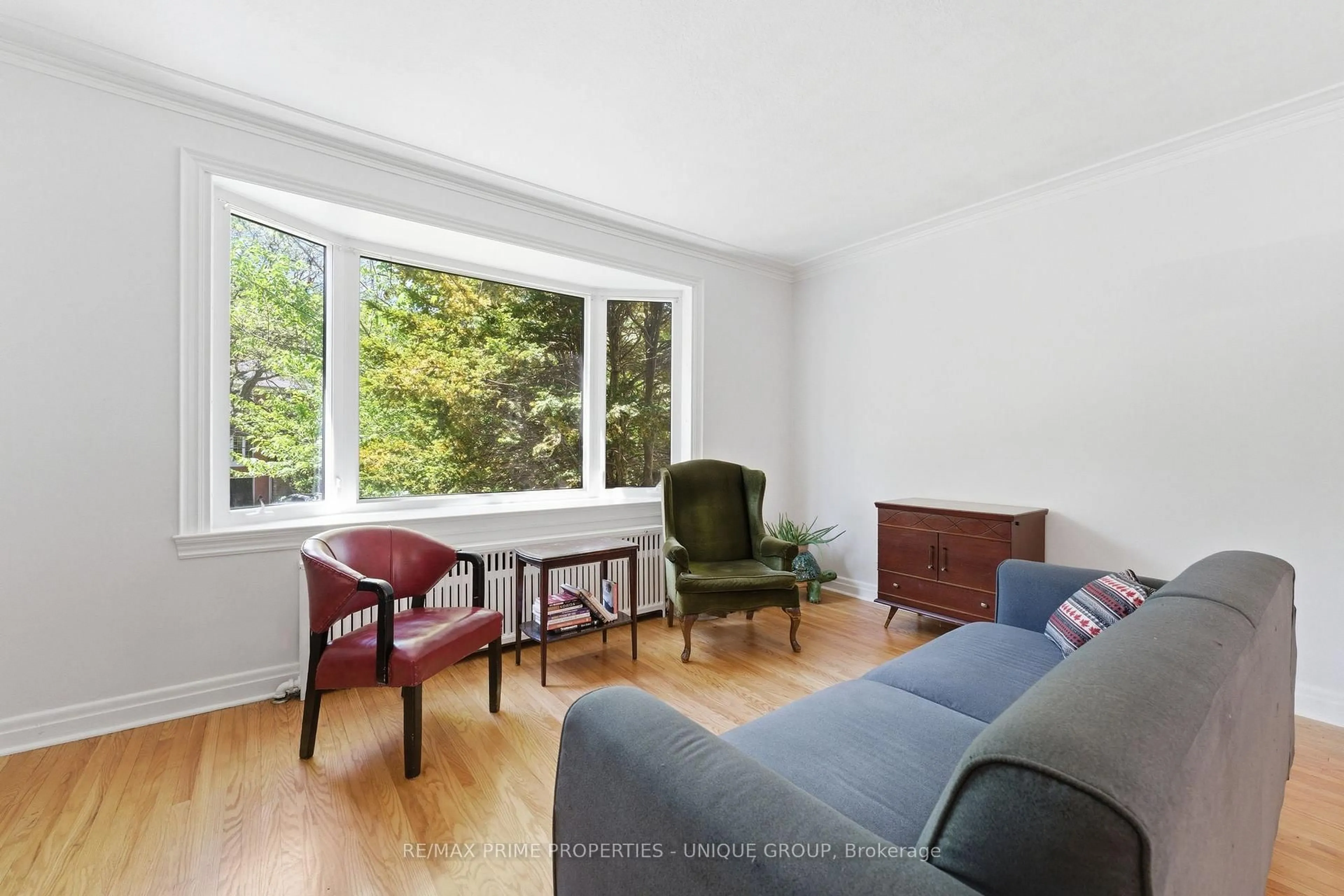 Living room with furniture, unknown for 78 Glen Davis Cres, Toronto Ontario M4E 1X5