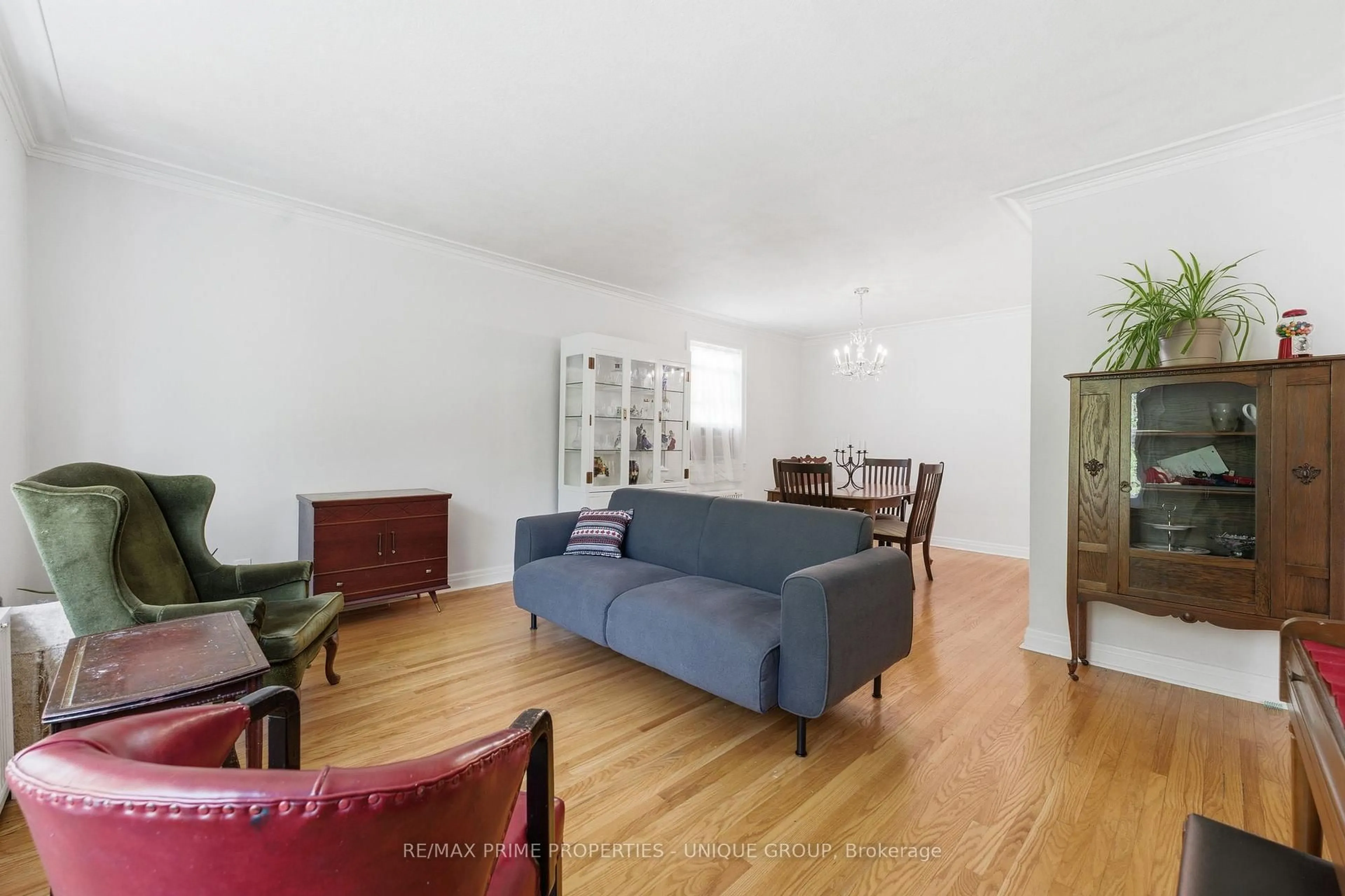 Living room with furniture, unknown for 78 Glen Davis Cres, Toronto Ontario M4E 1X5