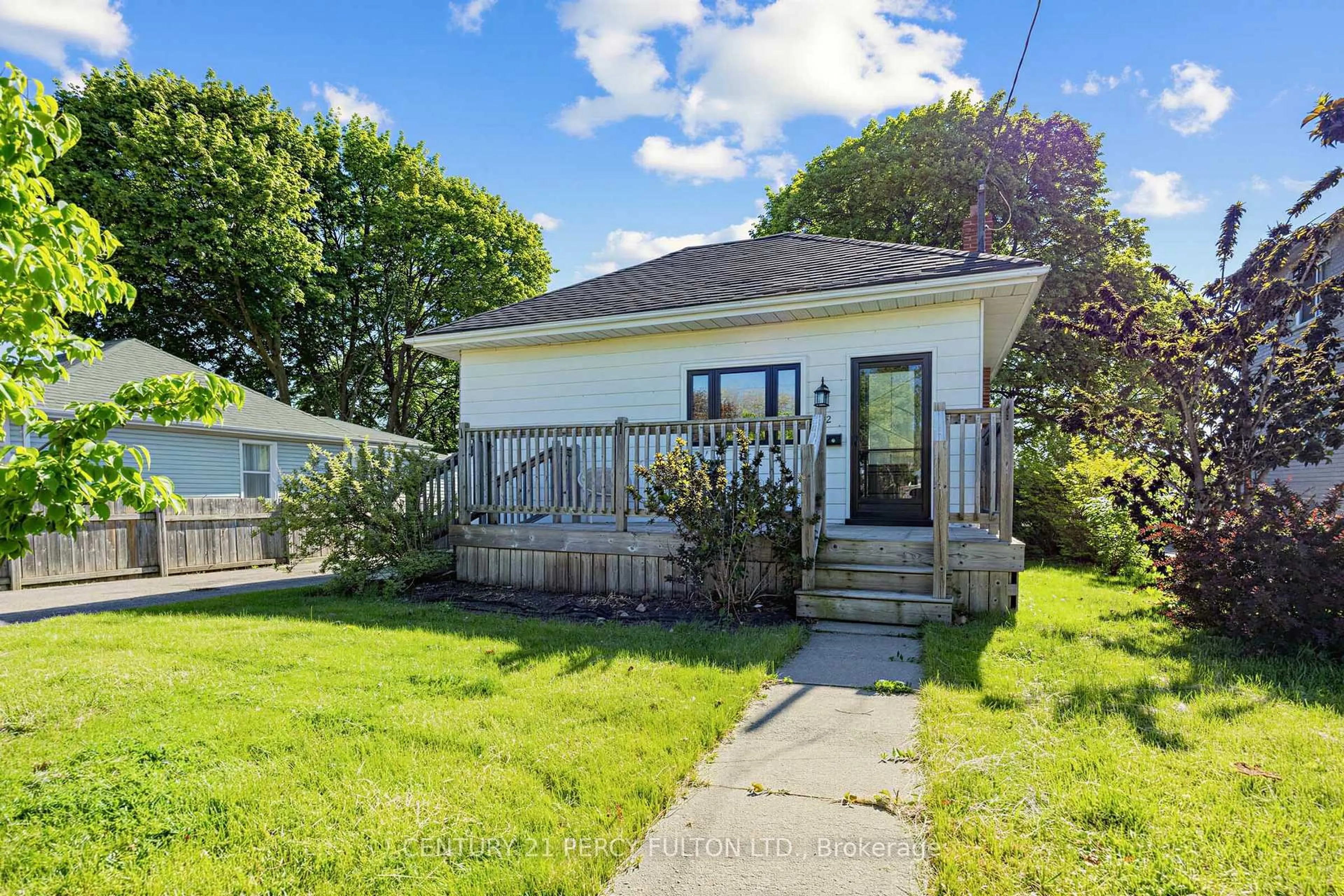 A pic from outside/outdoor area/front of a property/back of a property/a pic from drone, street for 22 Westmount St, Oshawa Ontario L1J 4W9