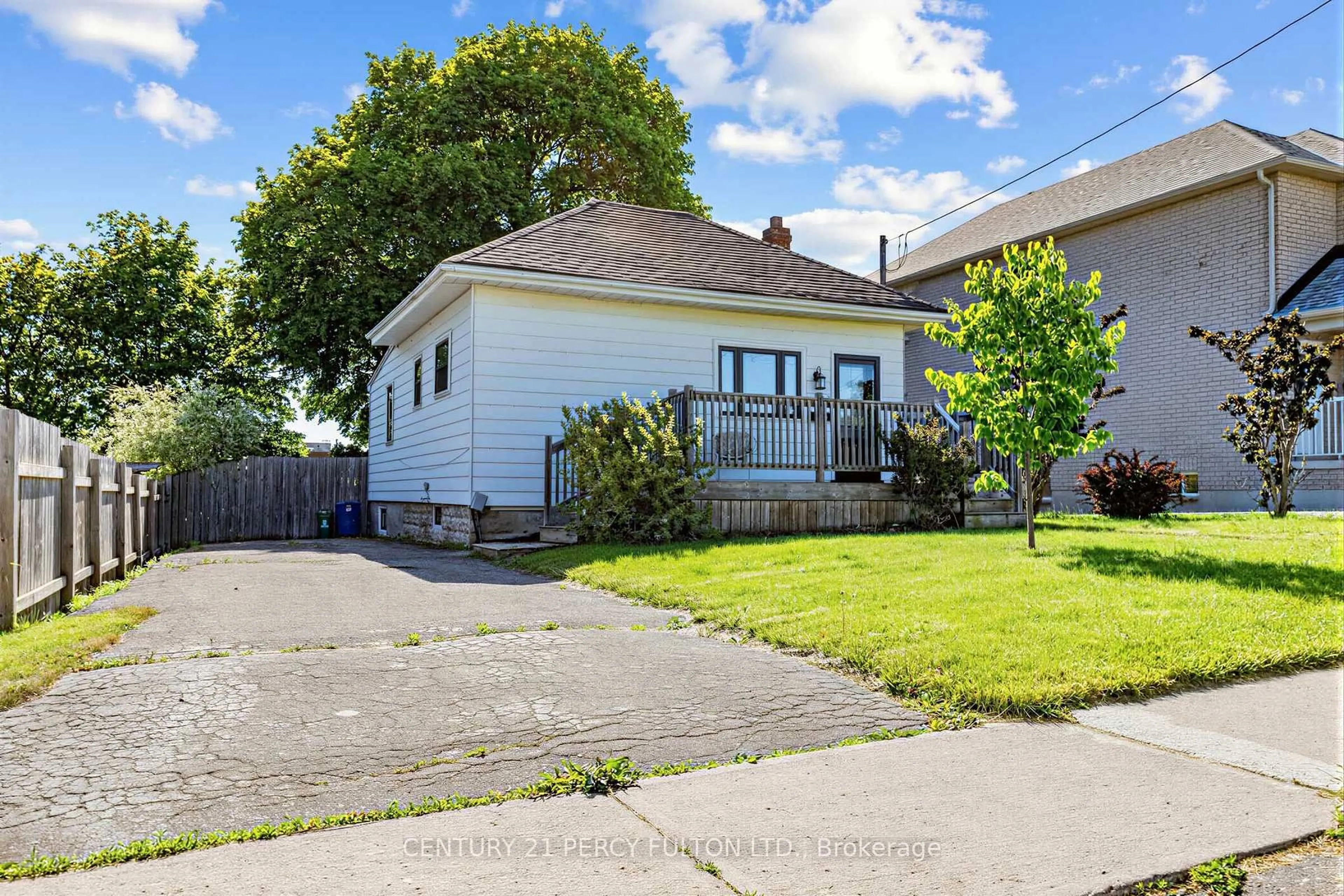 A pic from outside/outdoor area/front of a property/back of a property/a pic from drone, street for 22 Westmount St, Oshawa Ontario L1J 4W9