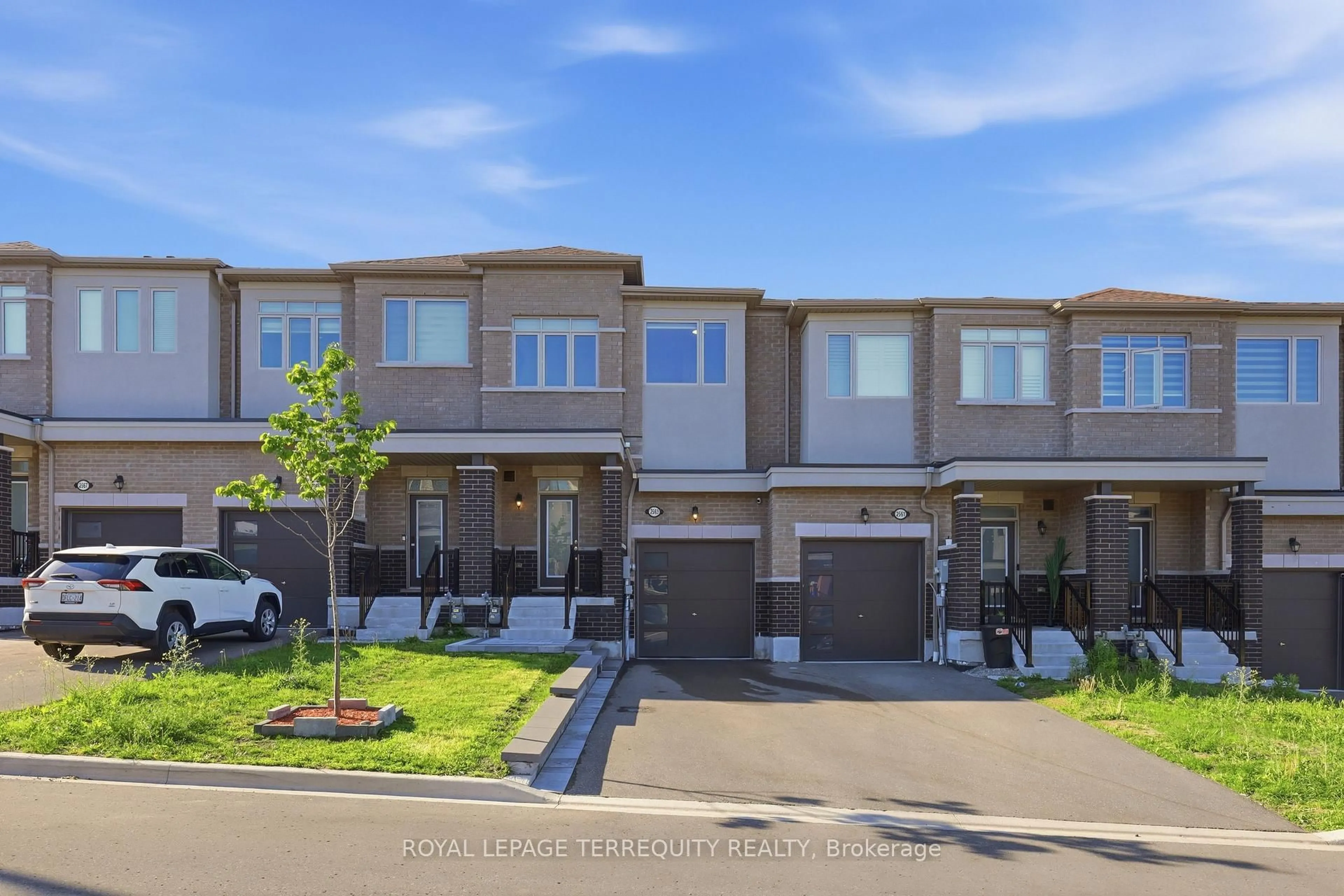 A pic from outside/outdoor area/front of a property/back of a property/a pic from drone, street for 2563 Winter Words Dr, Oshawa Ontario L1L 0S9