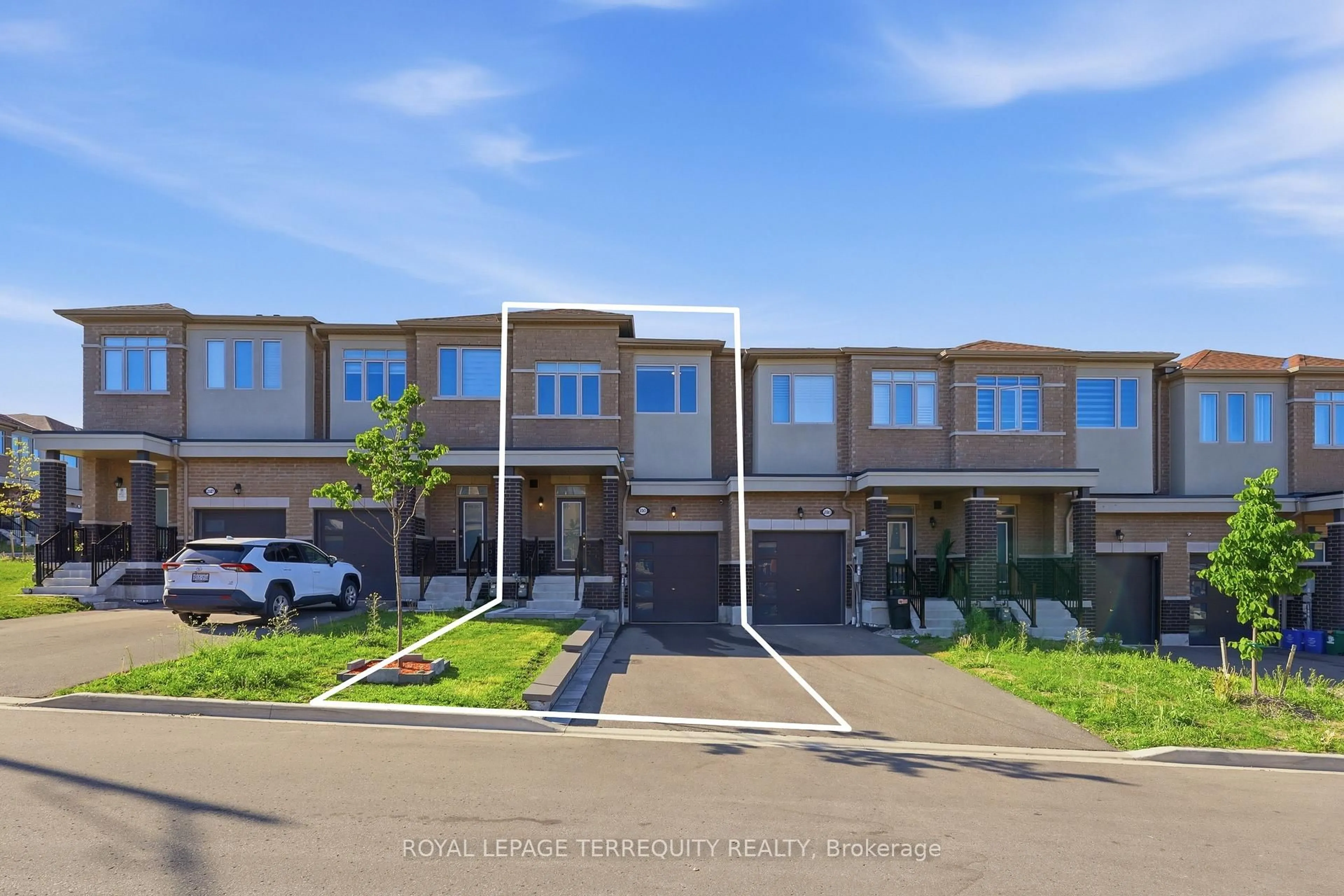 A pic from outside/outdoor area/front of a property/back of a property/a pic from drone, street for 2563 Winter Words Dr, Oshawa Ontario L1L 0S9