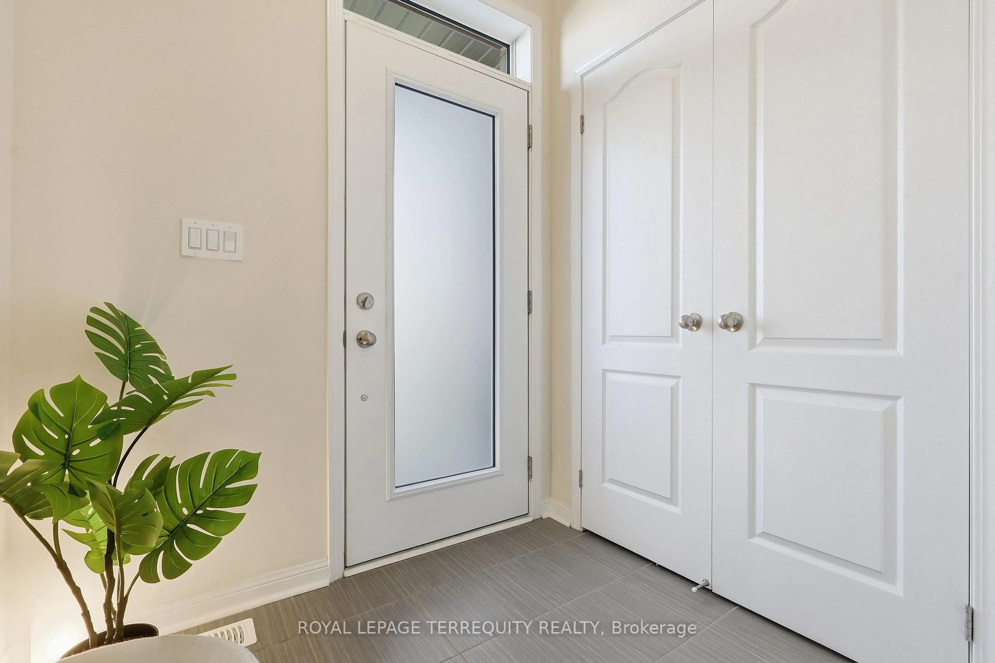 Indoor entryway for 2563 Winter Words Dr, Oshawa Ontario L1L 0S9