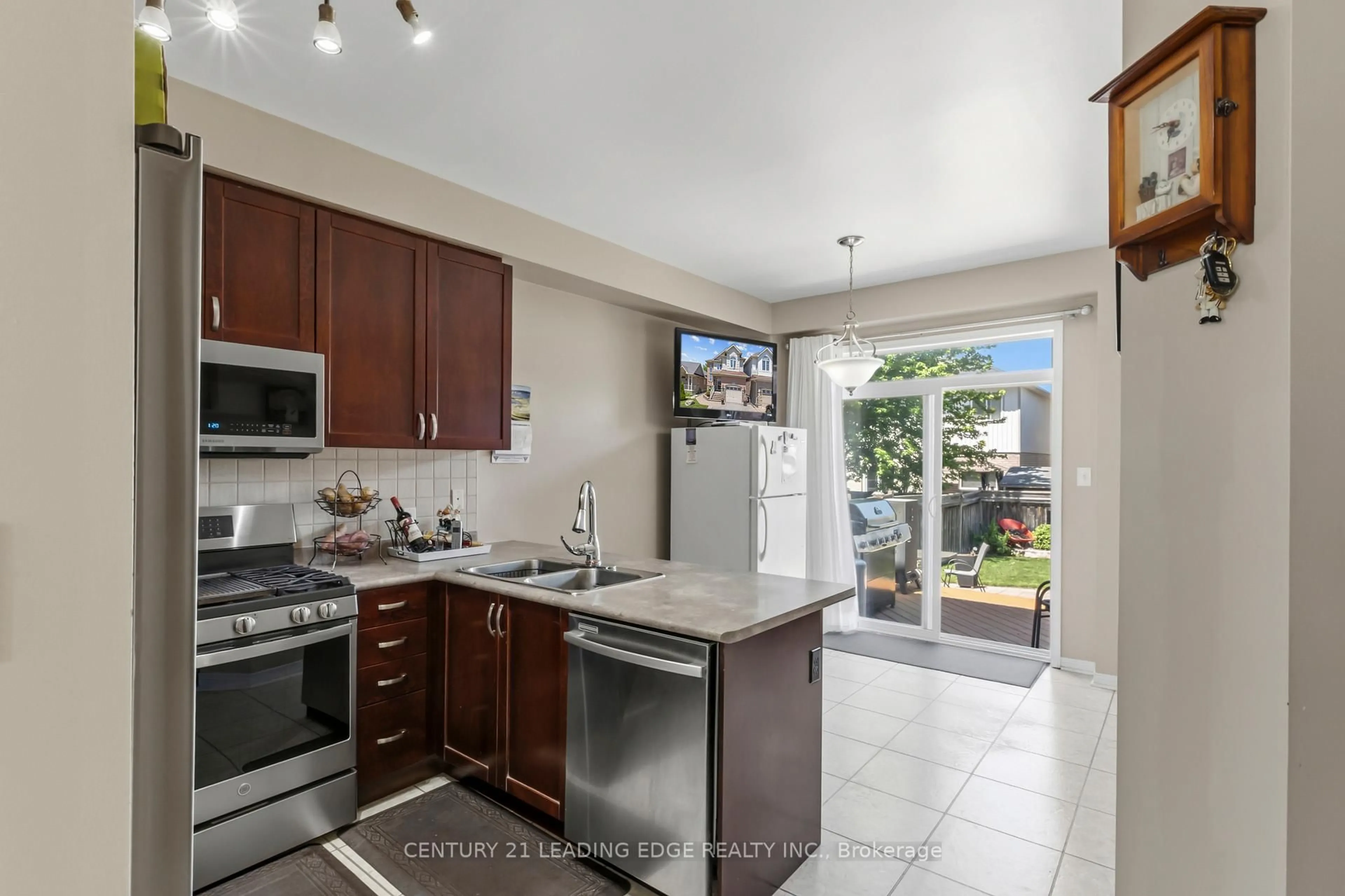 Open concept kitchen, ceramic/tile floor for 1103 Glenbourne Dr, Oshawa Ontario L1K 0B7