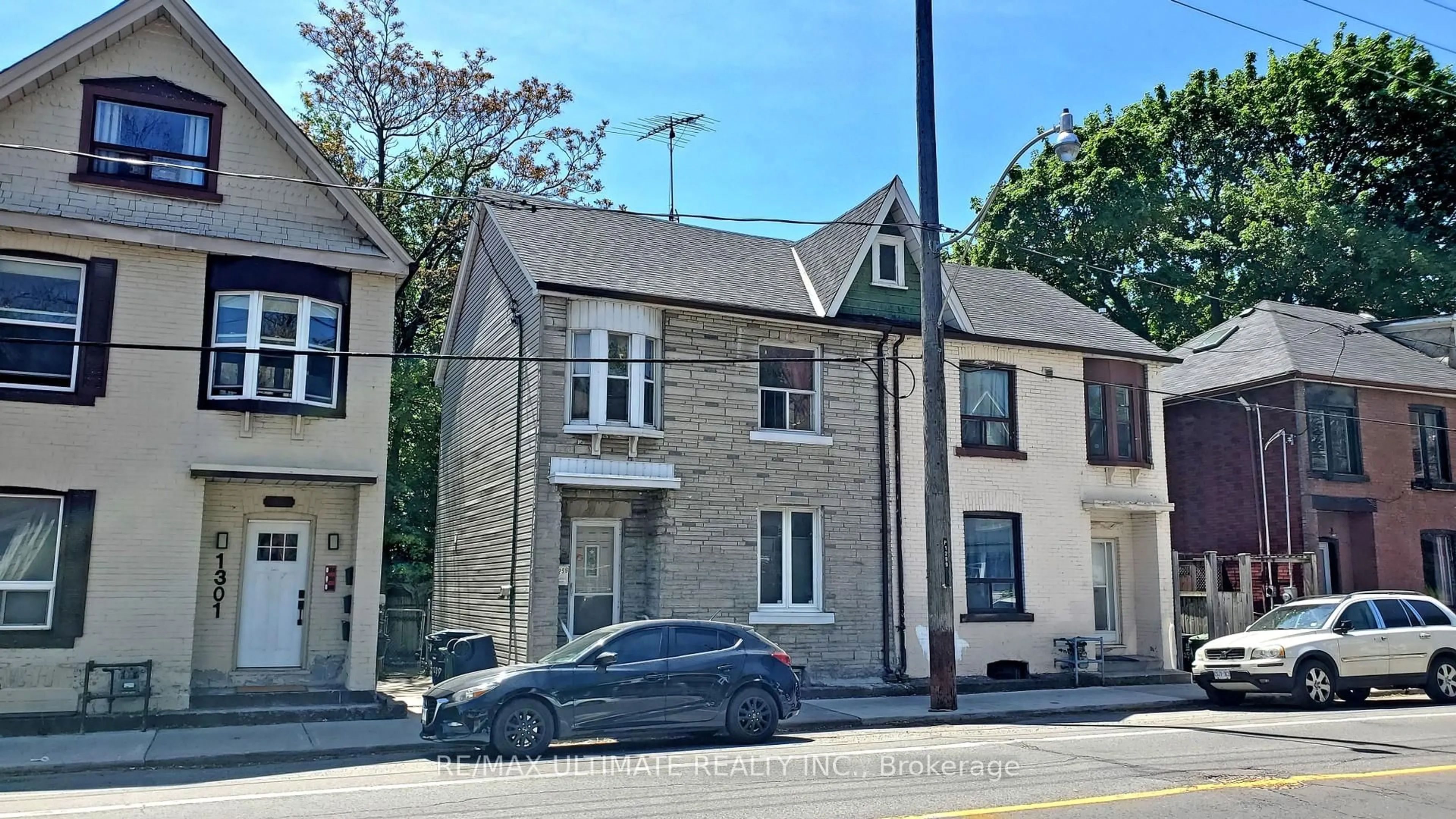 A pic from outside/outdoor area/front of a property/back of a property/a pic from drone, street for 1299 Dundas St, Toronto Ontario M4M 1S5