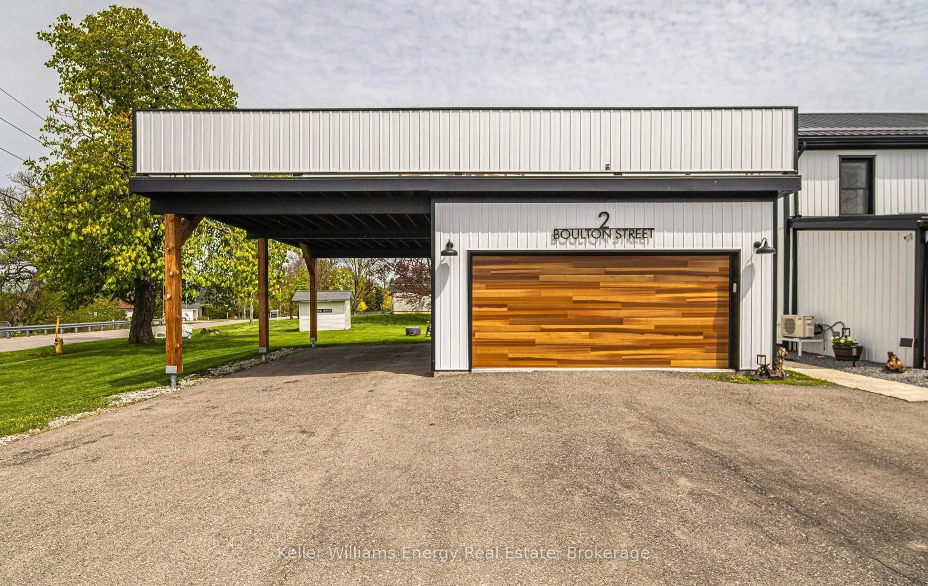 Indoor garage for 2 Boulton St, Clarington Ontario L1B 1L9