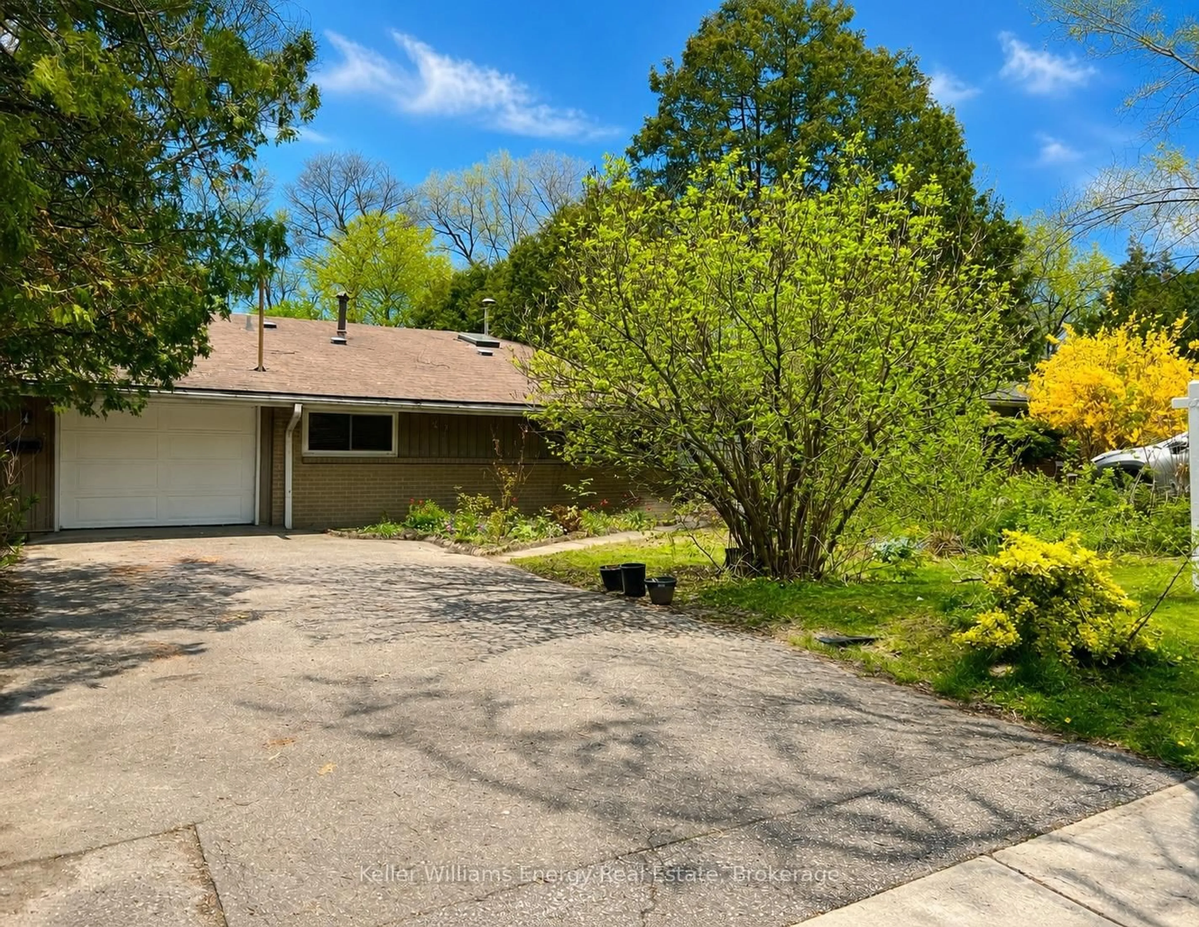 A pic from outside/outdoor area/front of a property/back of a property/a pic from drone, street for 42 Oakley Blvd, Toronto Ontario M1P 3P4