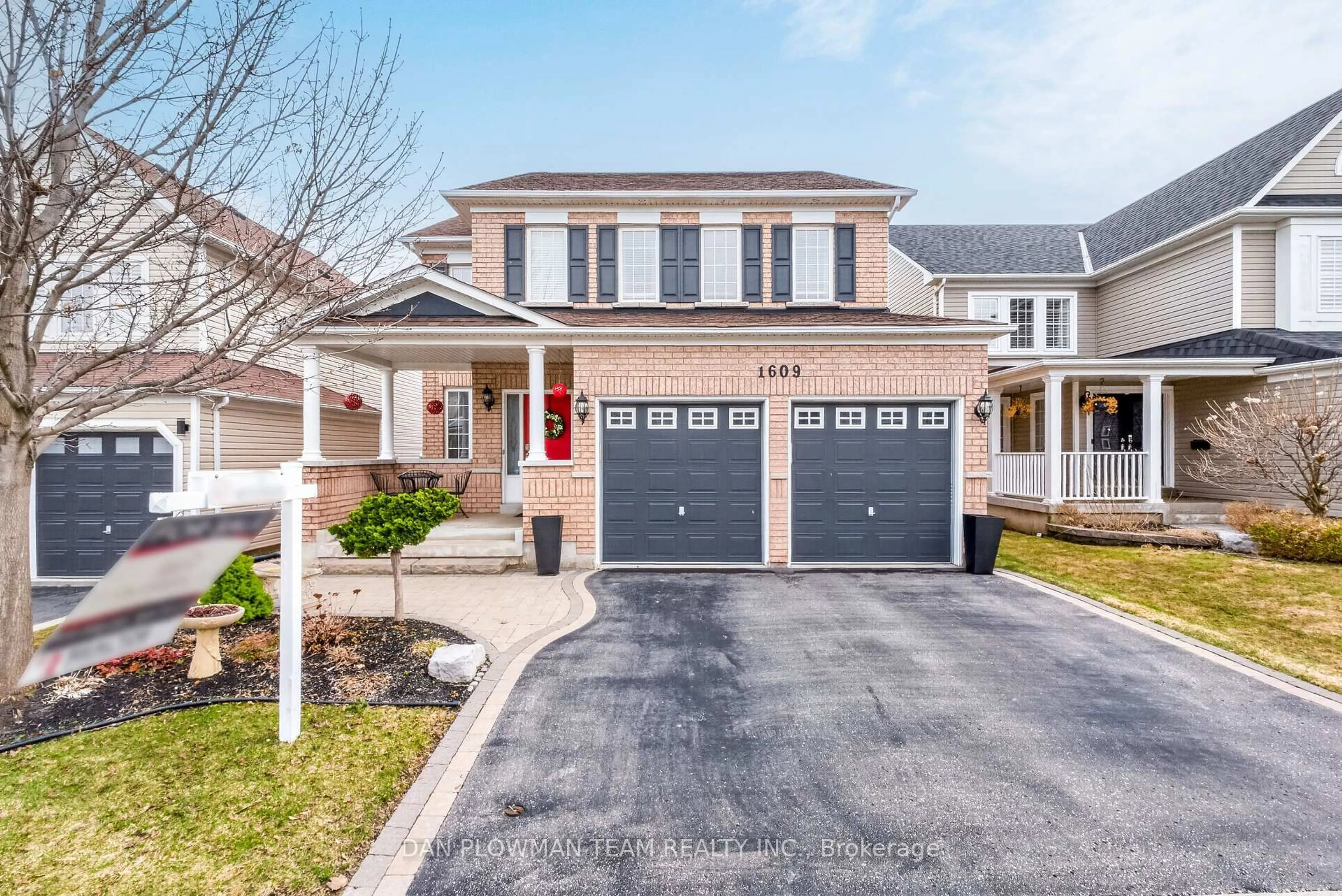 Home with vinyl exterior material, street for 1609 Badgley Dr, Oshawa Ontario L1K 0H2