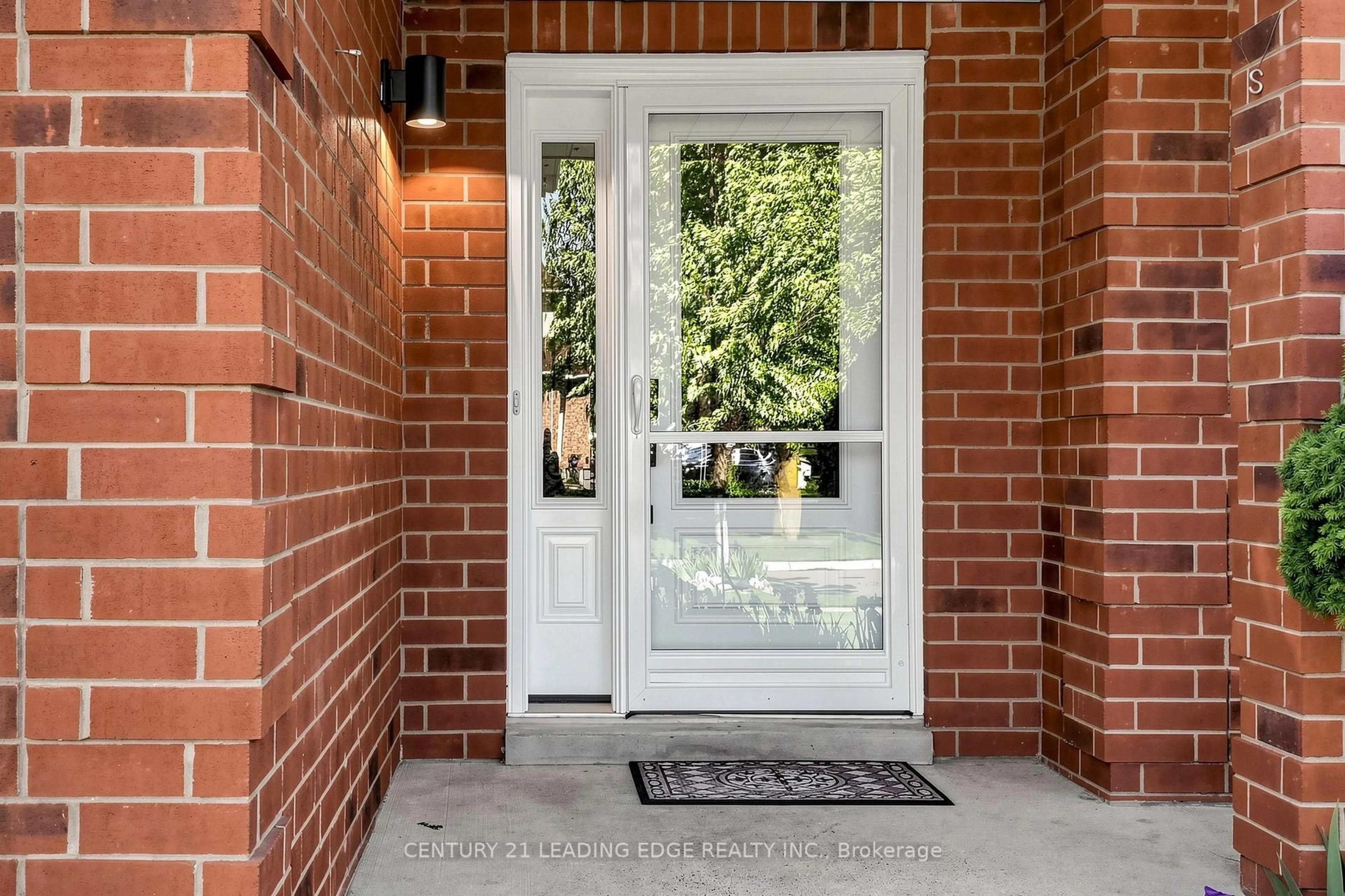 Indoor entryway for 689 Sundance Circ, Oshawa Ontario L1J 8N9