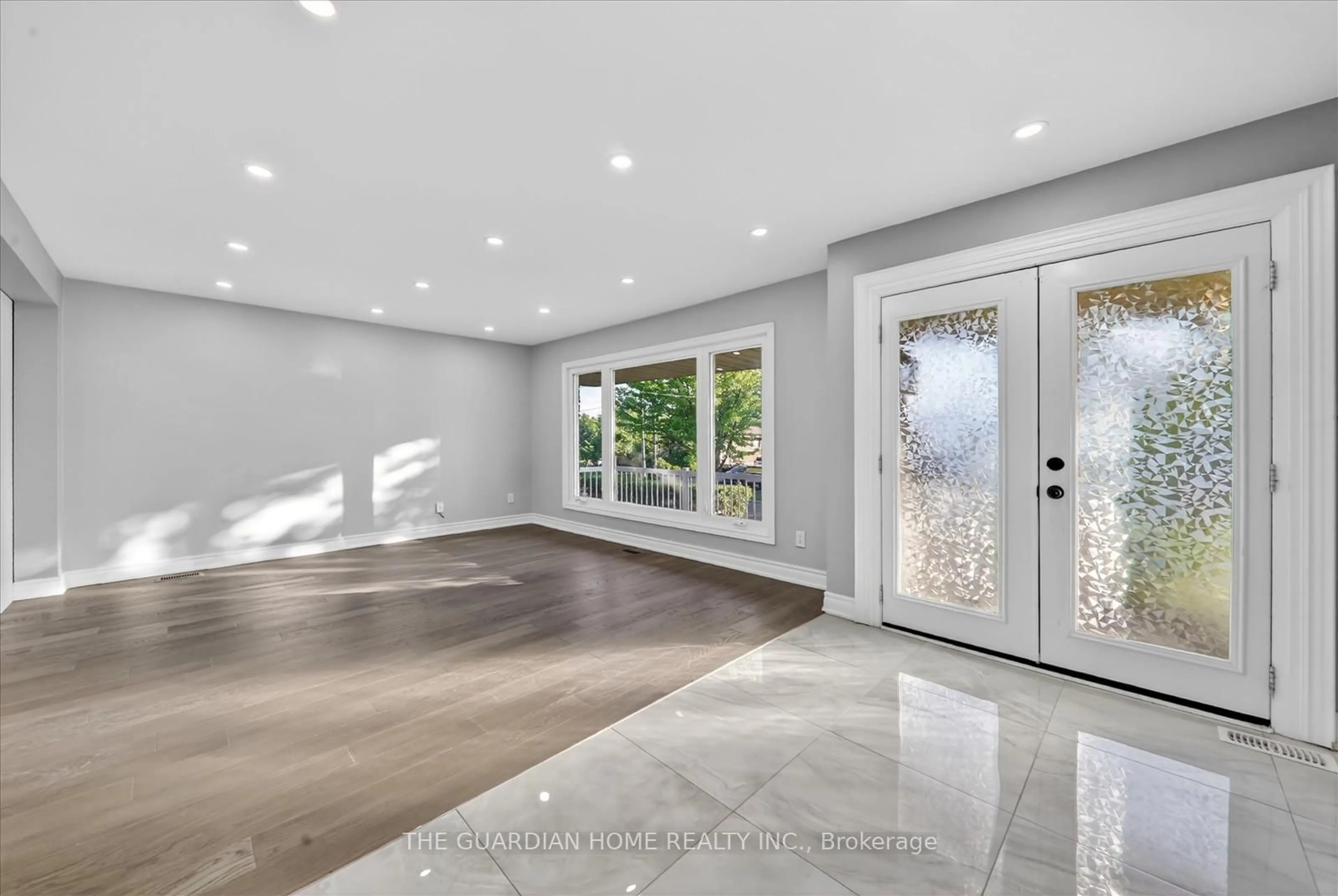 Indoor entryway for 75 Durham St, Oshawa Ontario L1J 5P6