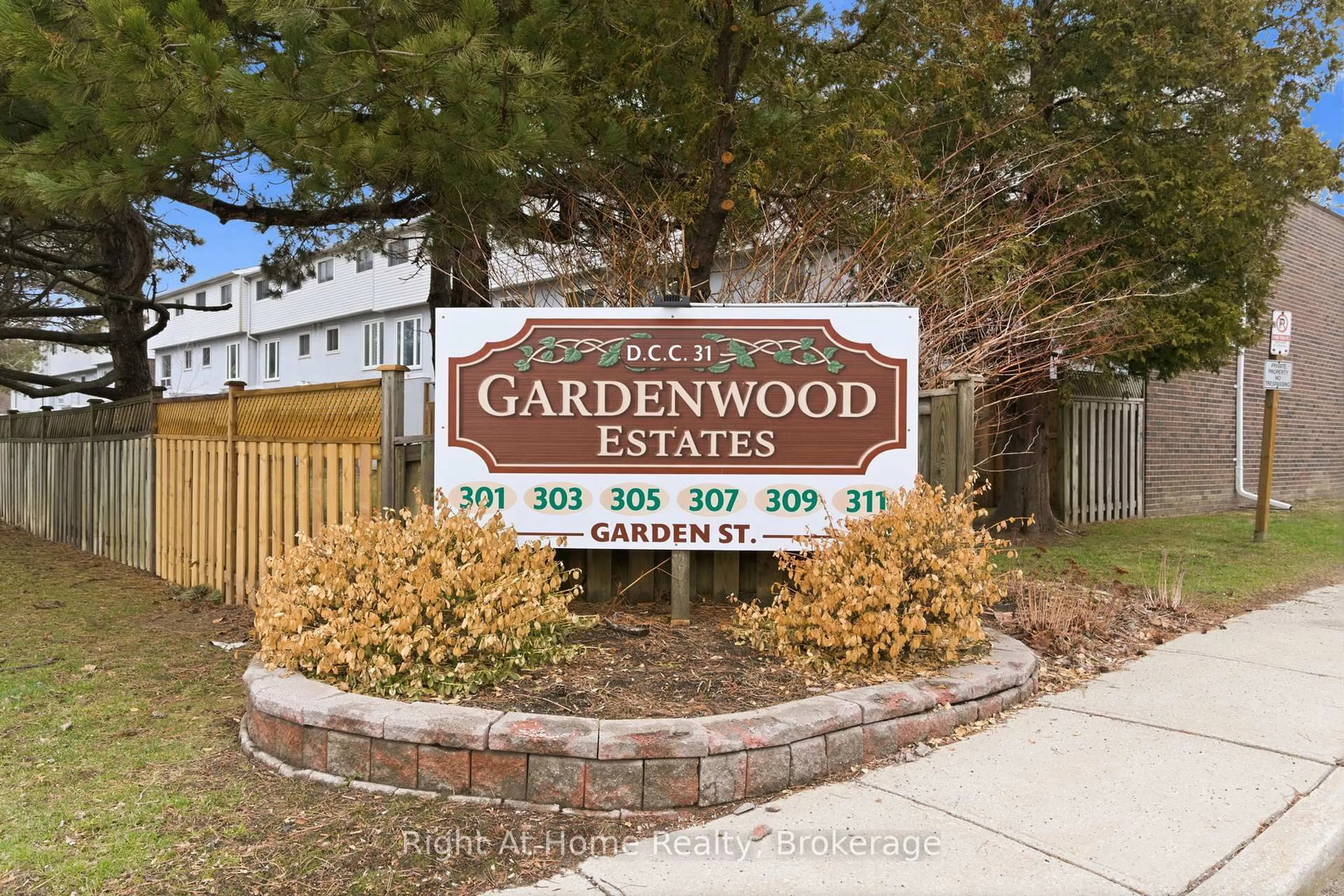 Indoor foyer for 303 Garden St #12, Whitby Ontario L1N 3W3