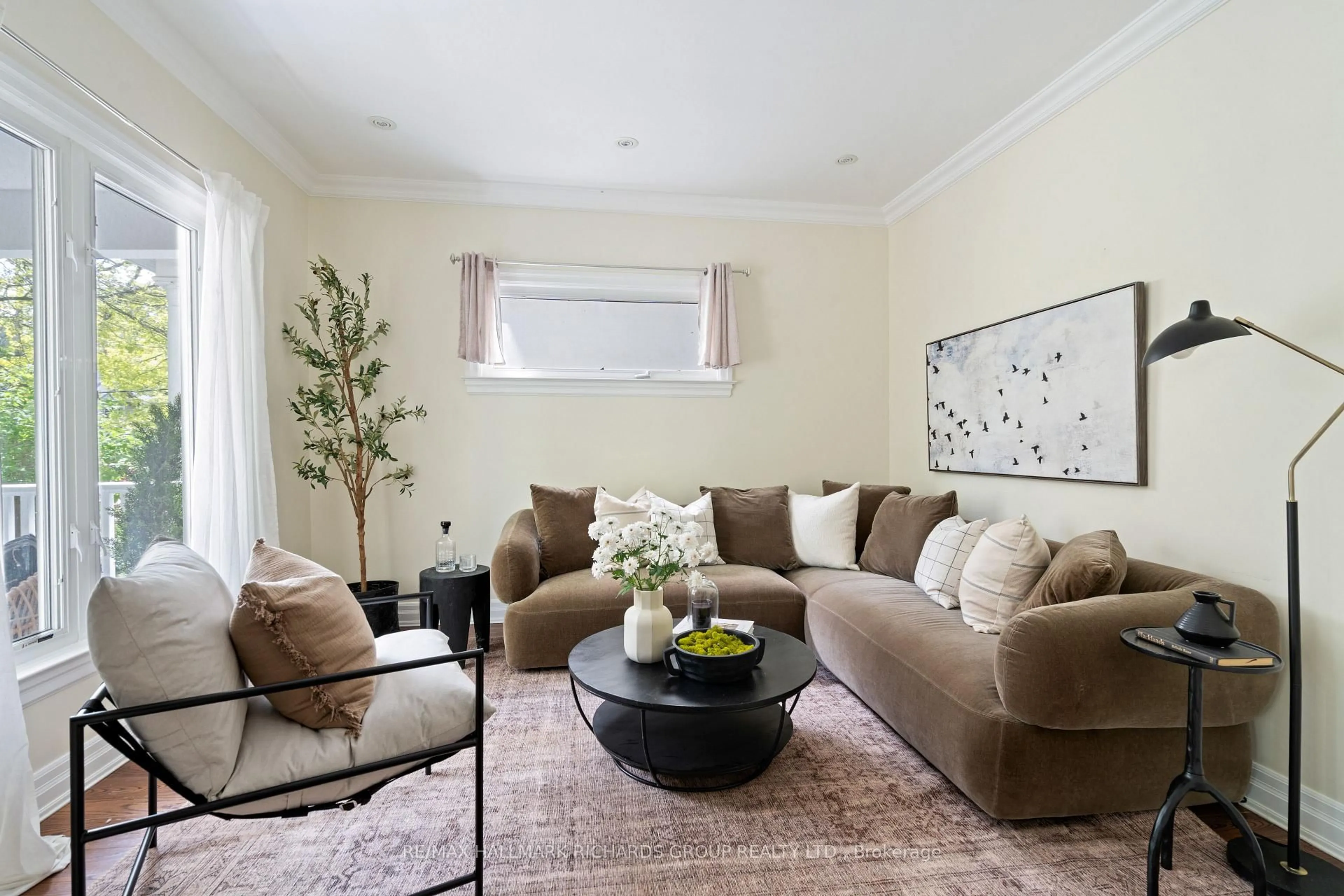 Living room with furniture, carpet floor for 72 Waverley Rd, Toronto Ontario M4L 3T1
