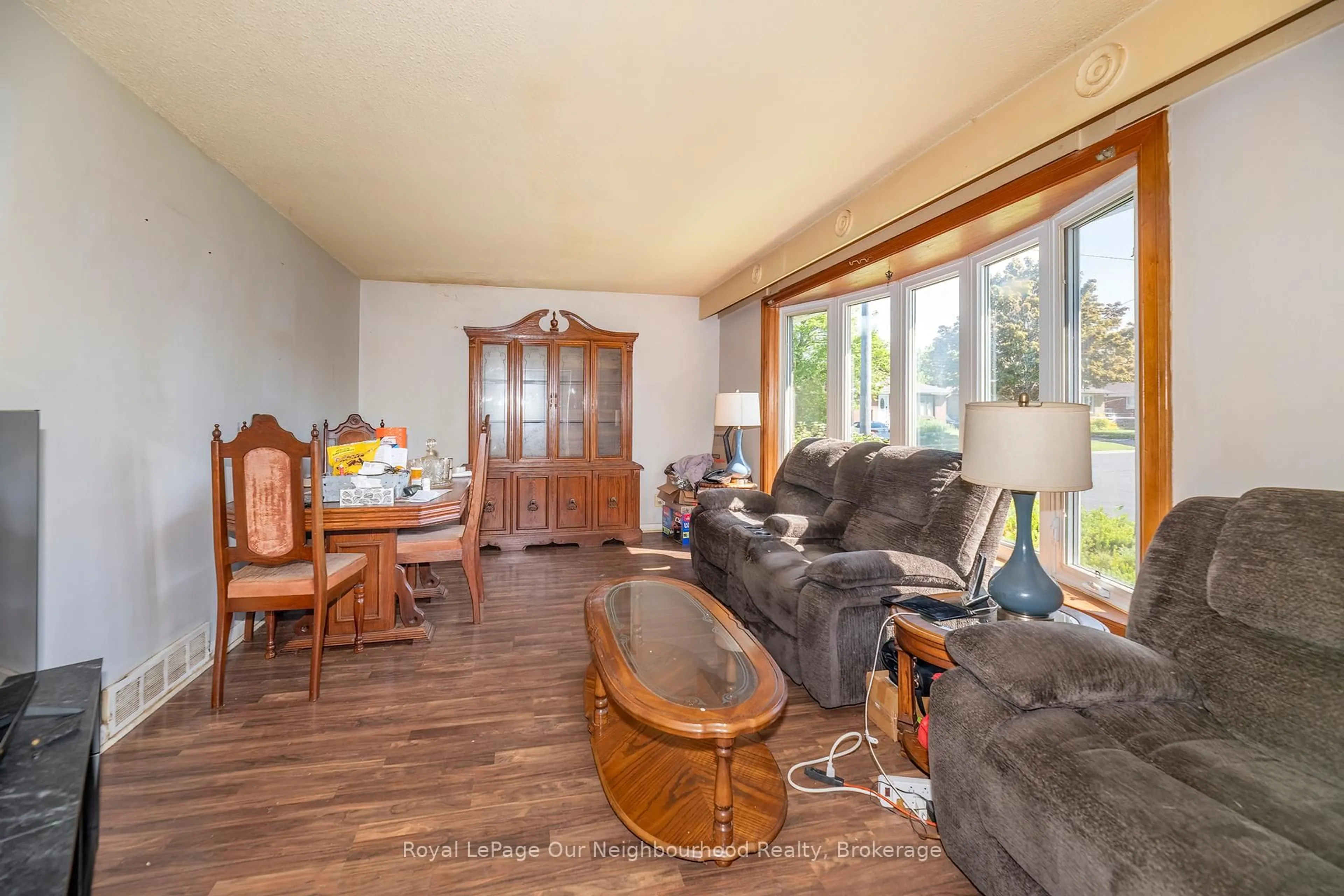 Living room with furniture, wood/laminate floor for 1500 Lakeside St, Oshawa Ontario L1J 3Y3