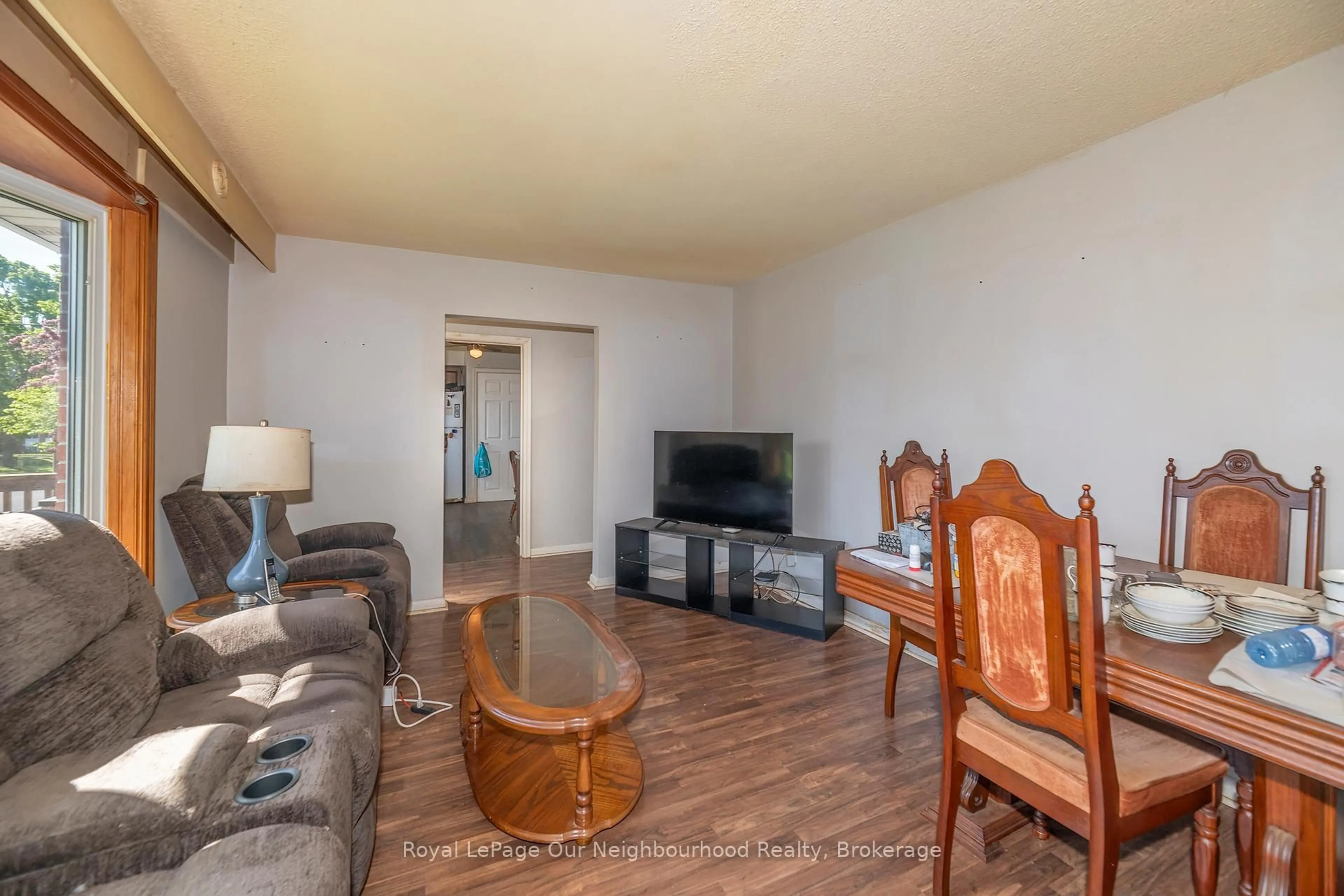 Living room with furniture, wood/laminate floor for 1500 Lakeside St, Oshawa Ontario L1J 3Y3