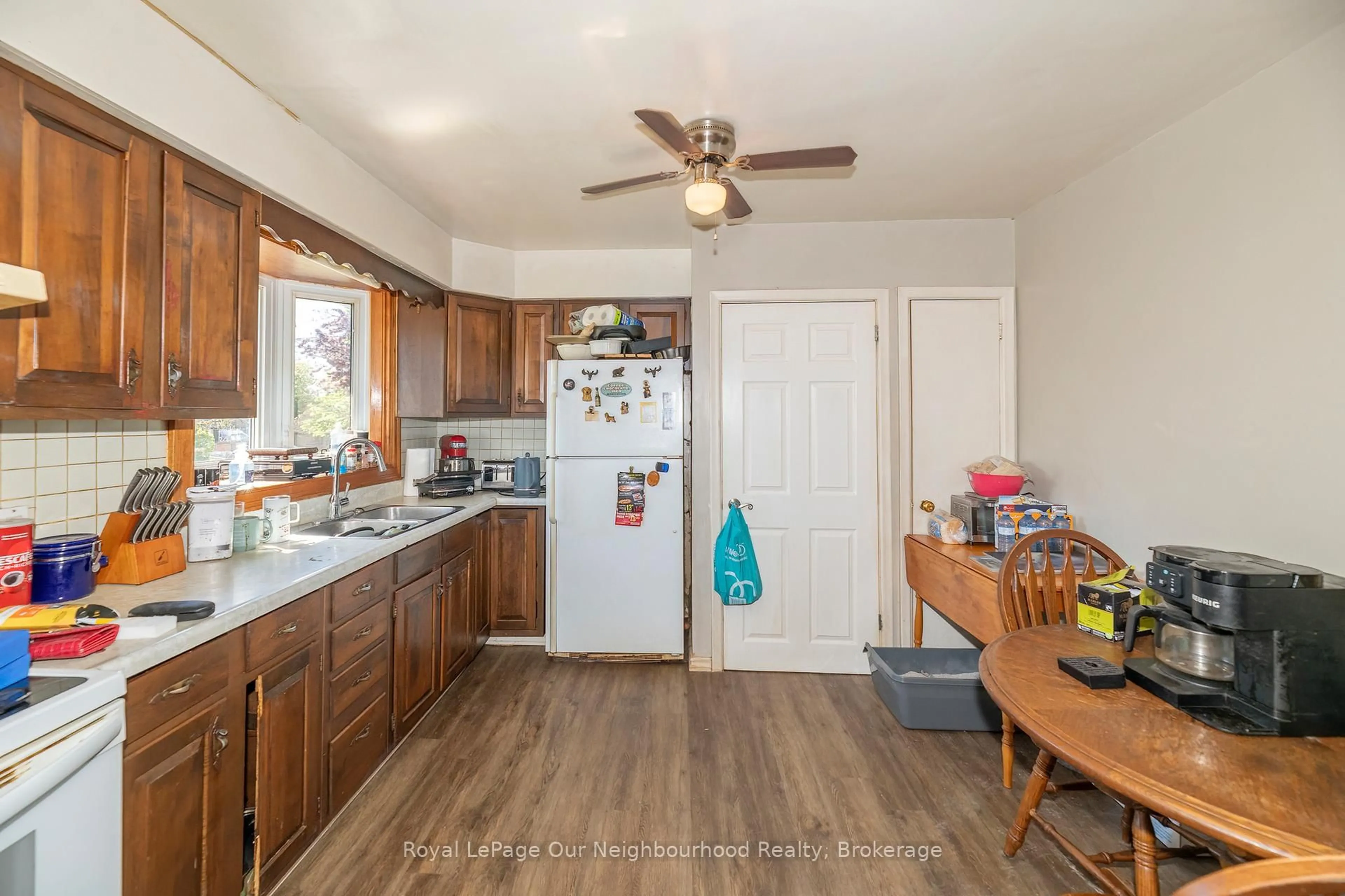 Standard kitchen, wood/laminate floor for 1500 Lakeside St, Oshawa Ontario L1J 3Y3