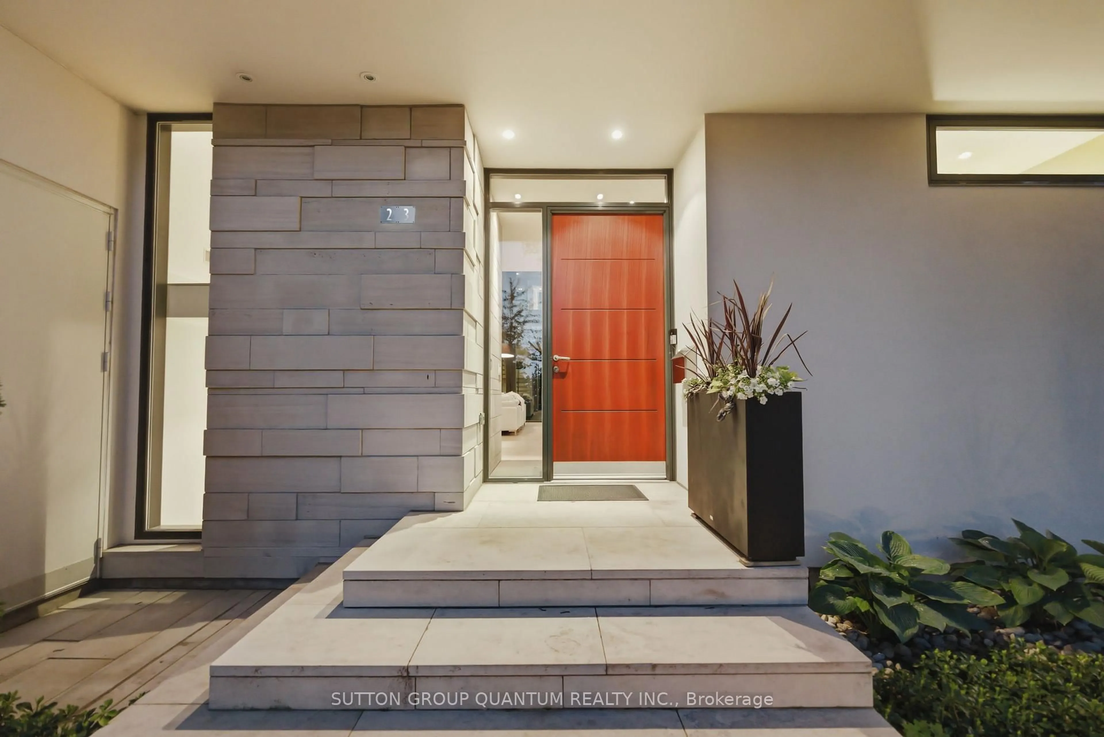 Indoor entryway for 23 Crescentwood Rd, Toronto Ontario M1N 1C9