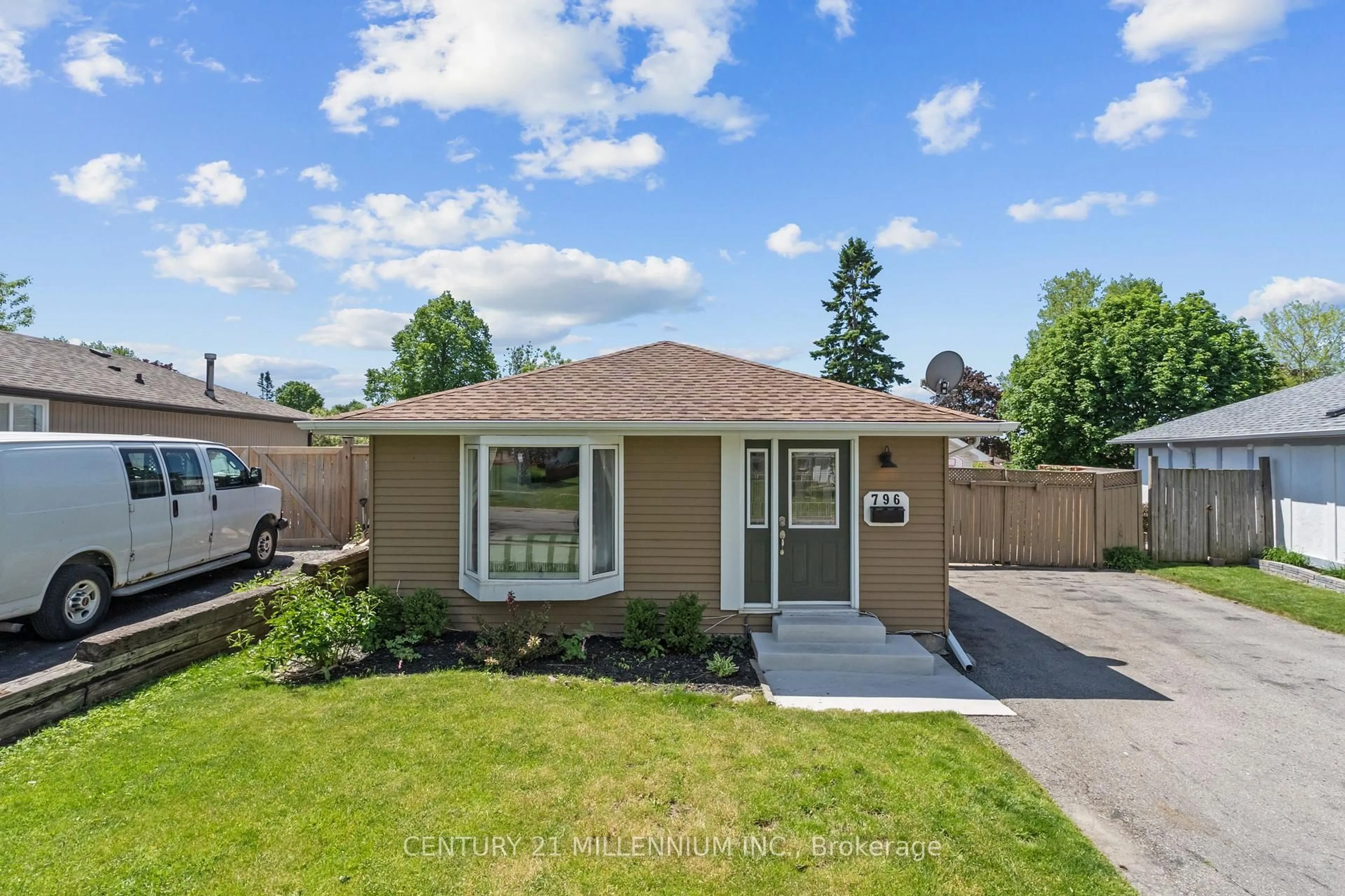 Home with vinyl exterior material, street for 796 Grandview Dr, Oshawa Ontario L1H 7W7