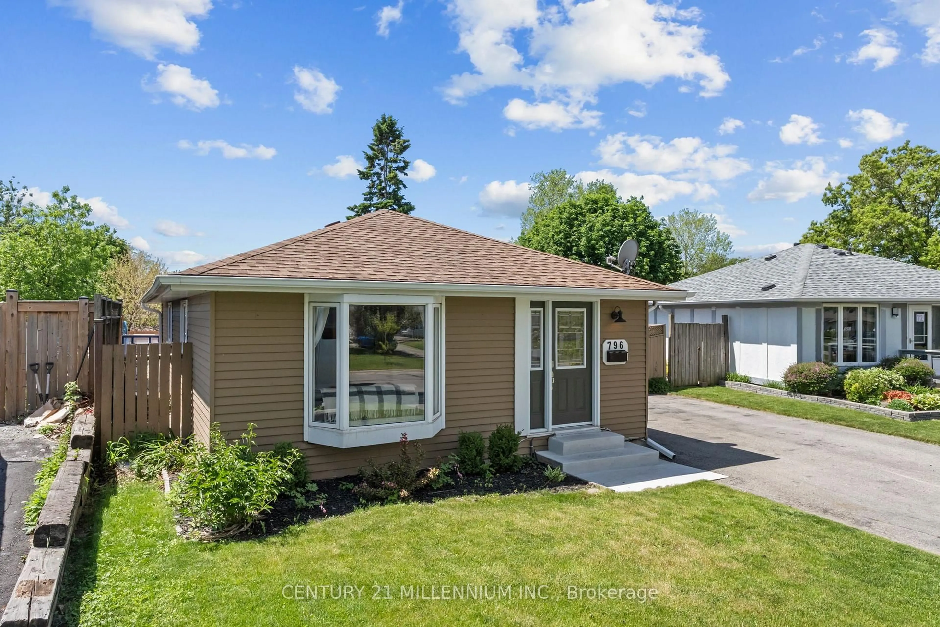 Home with vinyl exterior material, street for 796 Grandview Dr, Oshawa Ontario L1H 7W7