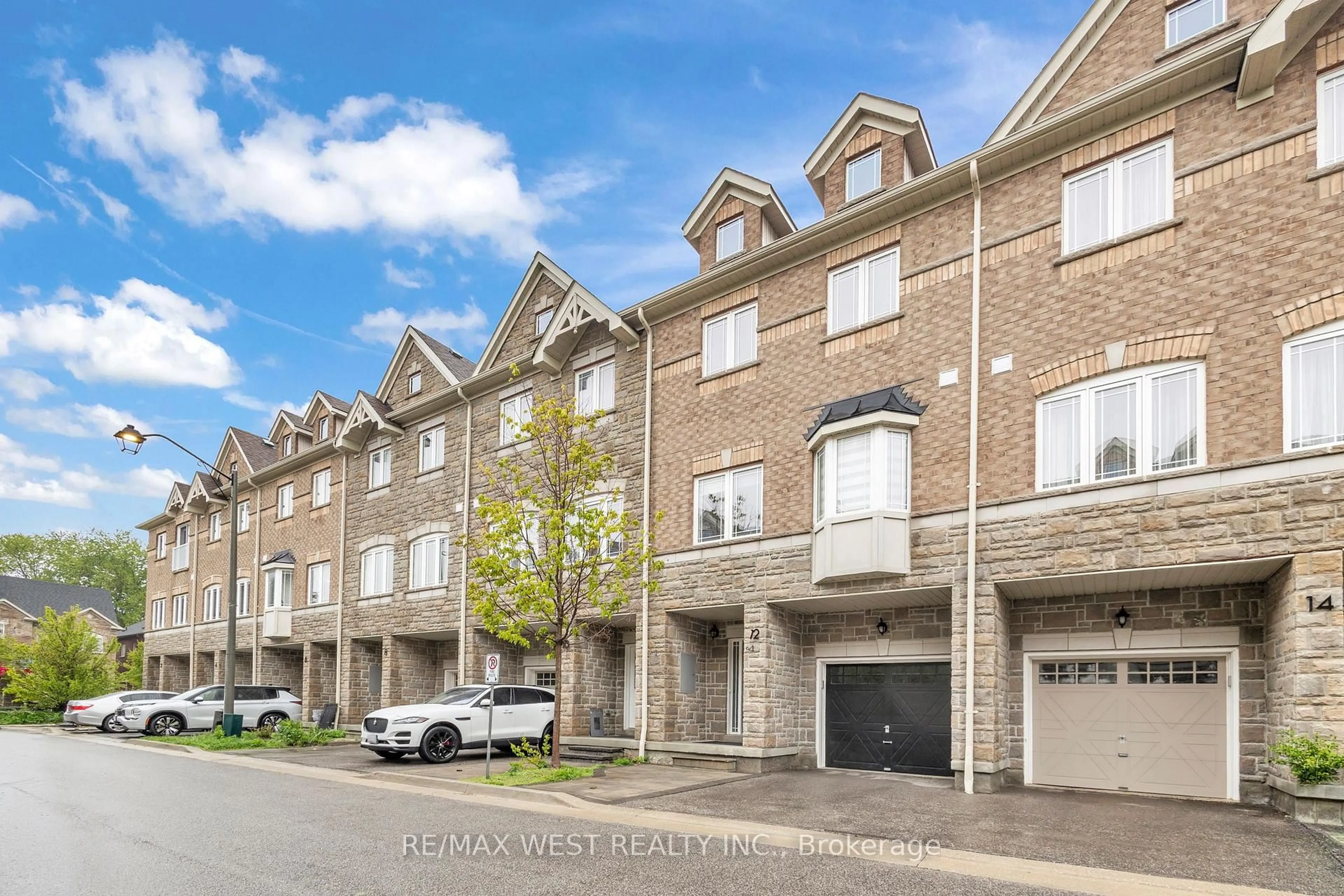 A pic from outside/outdoor area/front of a property/back of a property/a pic from drone, street for 12 Waterstone Way, Whitby Ontario L1N 0M3
