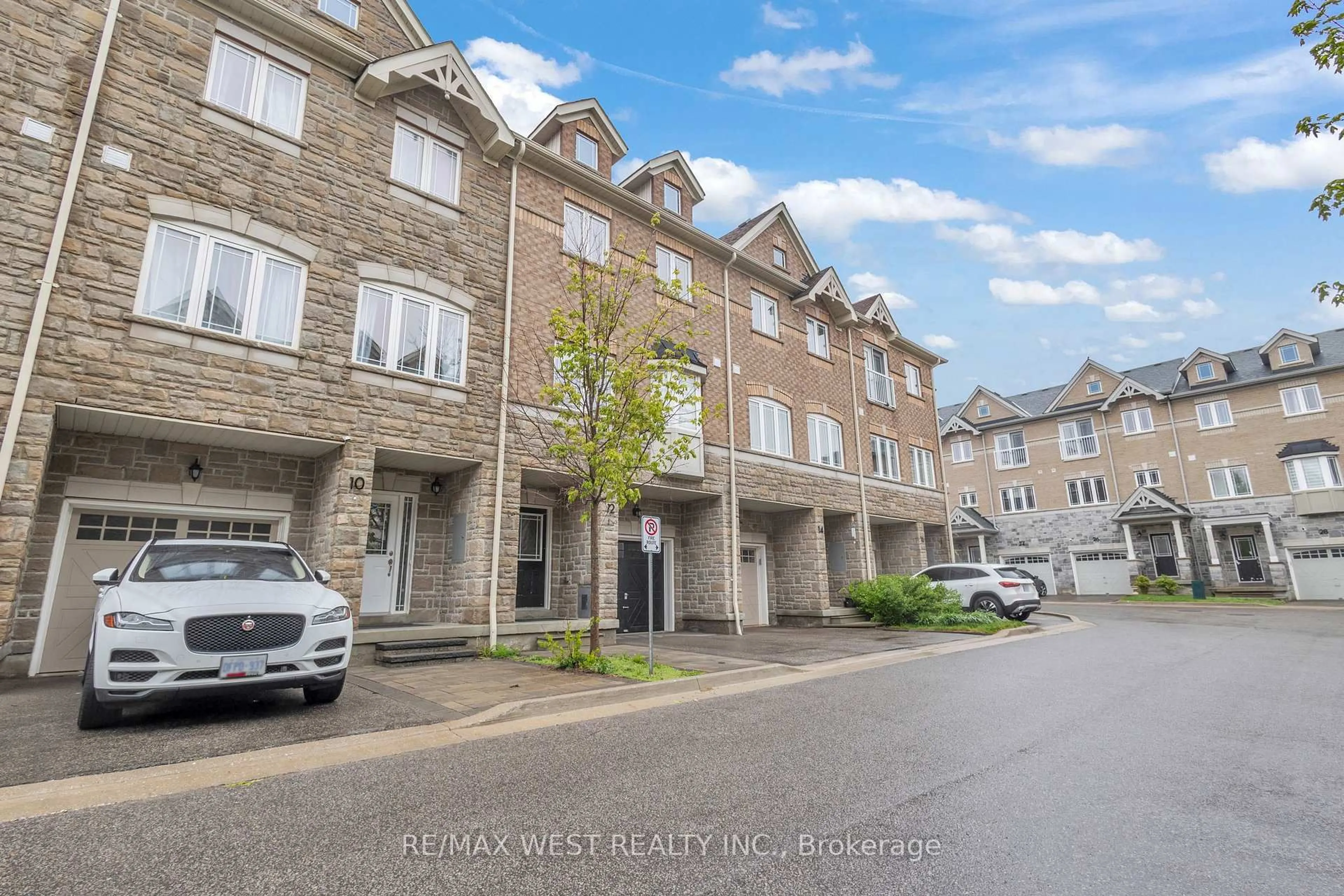 A pic from outside/outdoor area/front of a property/back of a property/a pic from drone, street for 12 Waterstone Way, Whitby Ontario L1N 0M3