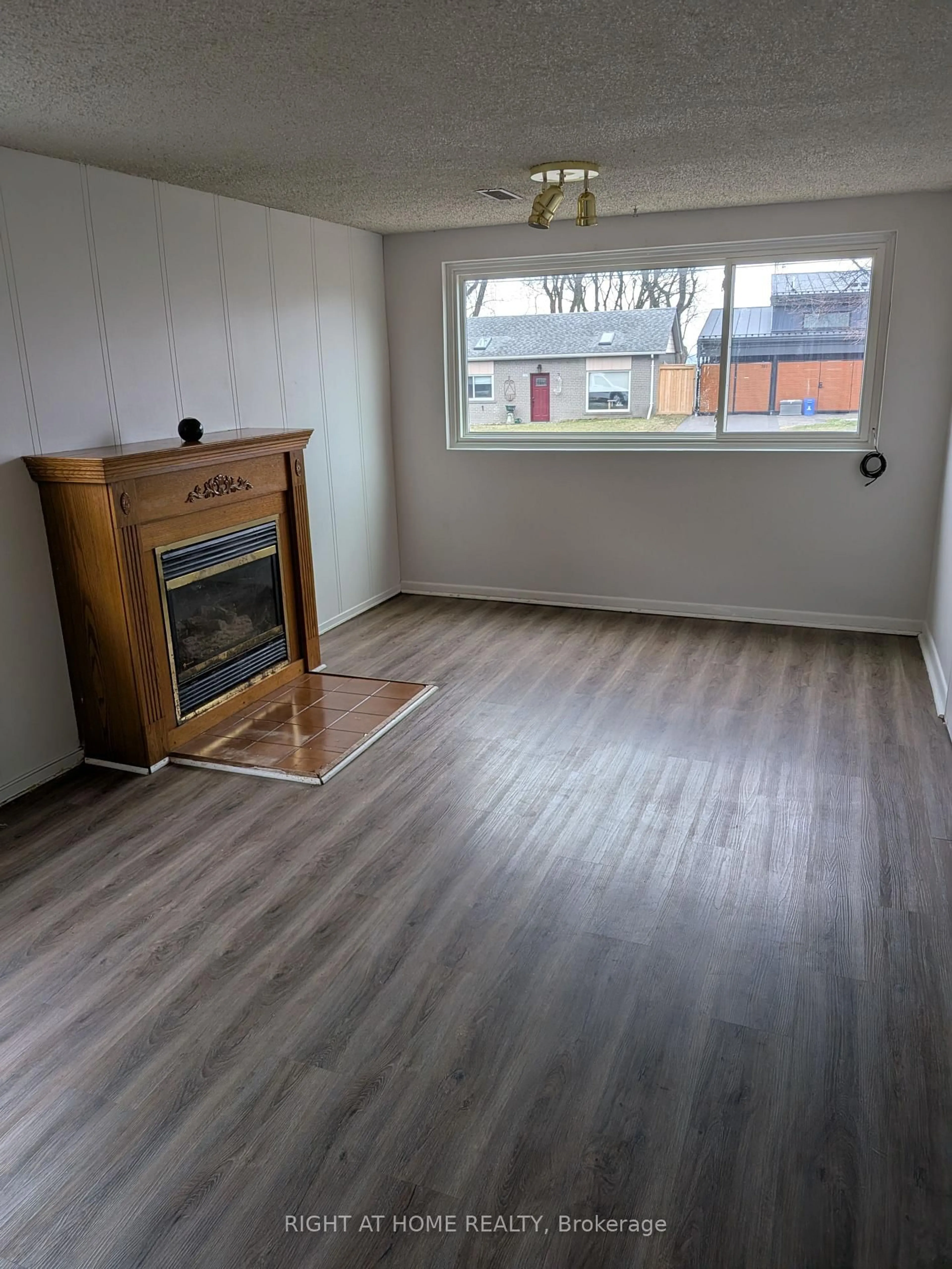 A pic of a room for 740 Stone St, Oshawa Ontario L1J 1A6